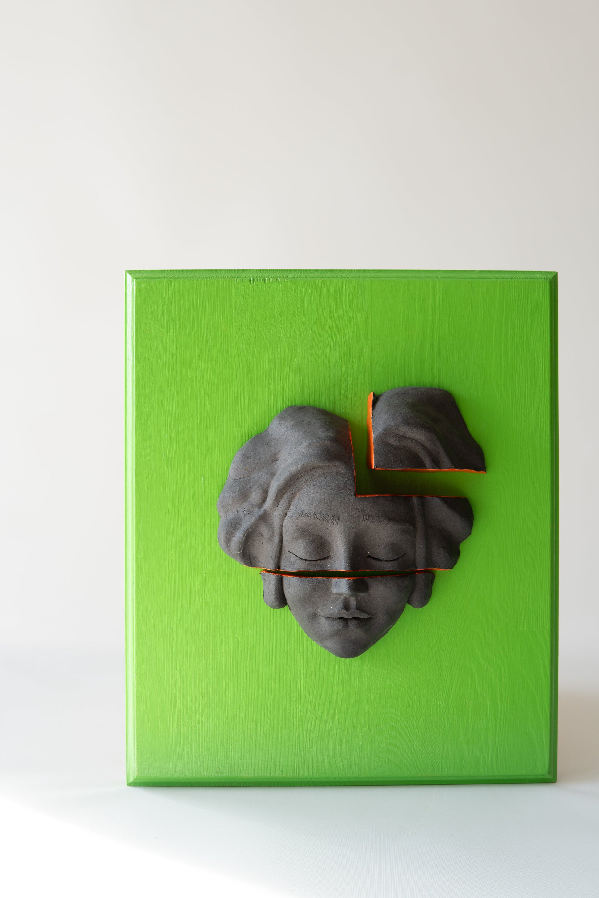 Duvar Tipi Seramik Yüz Heykel Koyu Ton Renkli Zemin