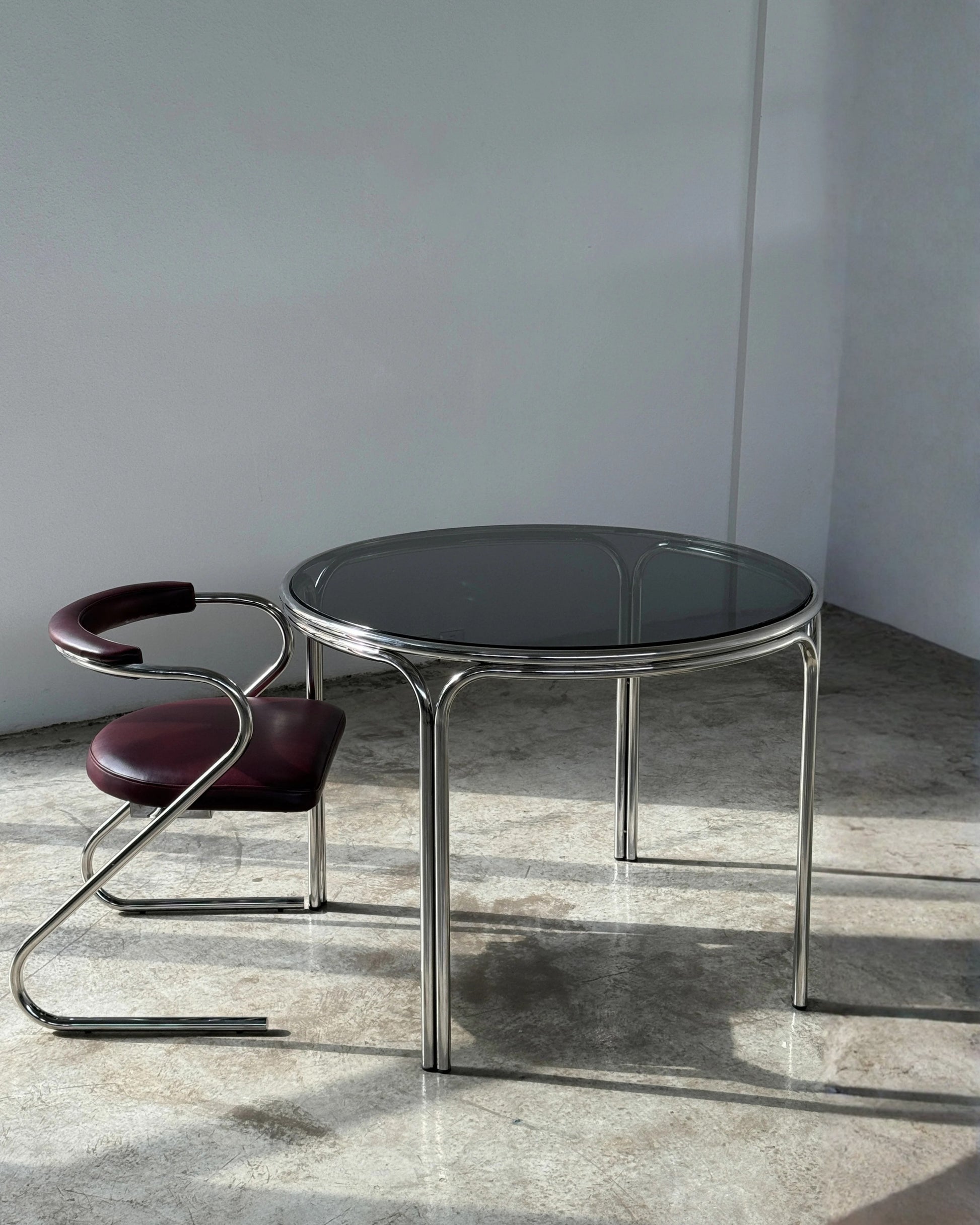 Edor Krom Cam Yuvarlak Masa-Yemek Masası-Regen Studio-Füme-NowShopFun