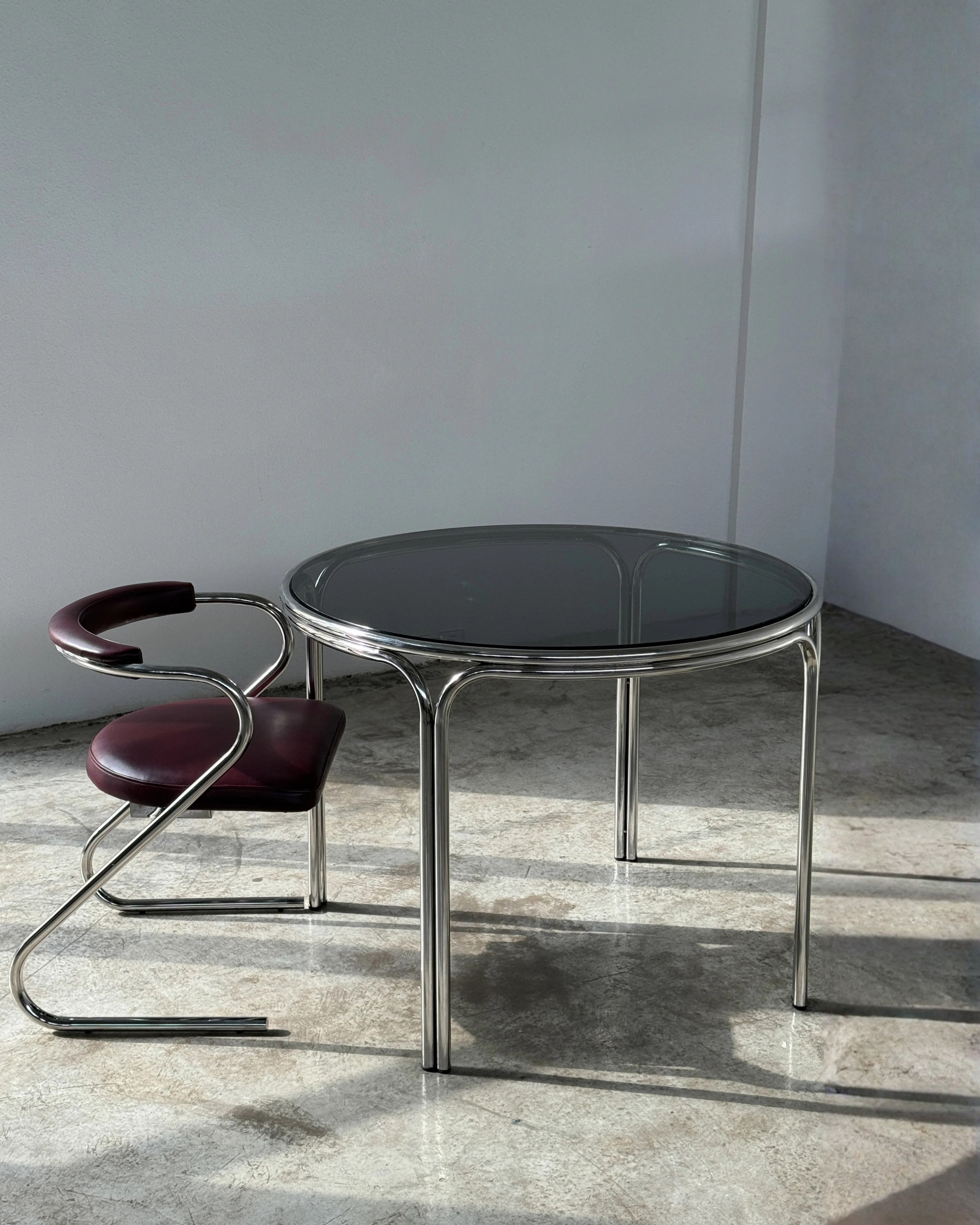 Edor Krom Cam Yuvarlak Masa-Yemek Masası-Regen Studio-Füme-NowShopFun