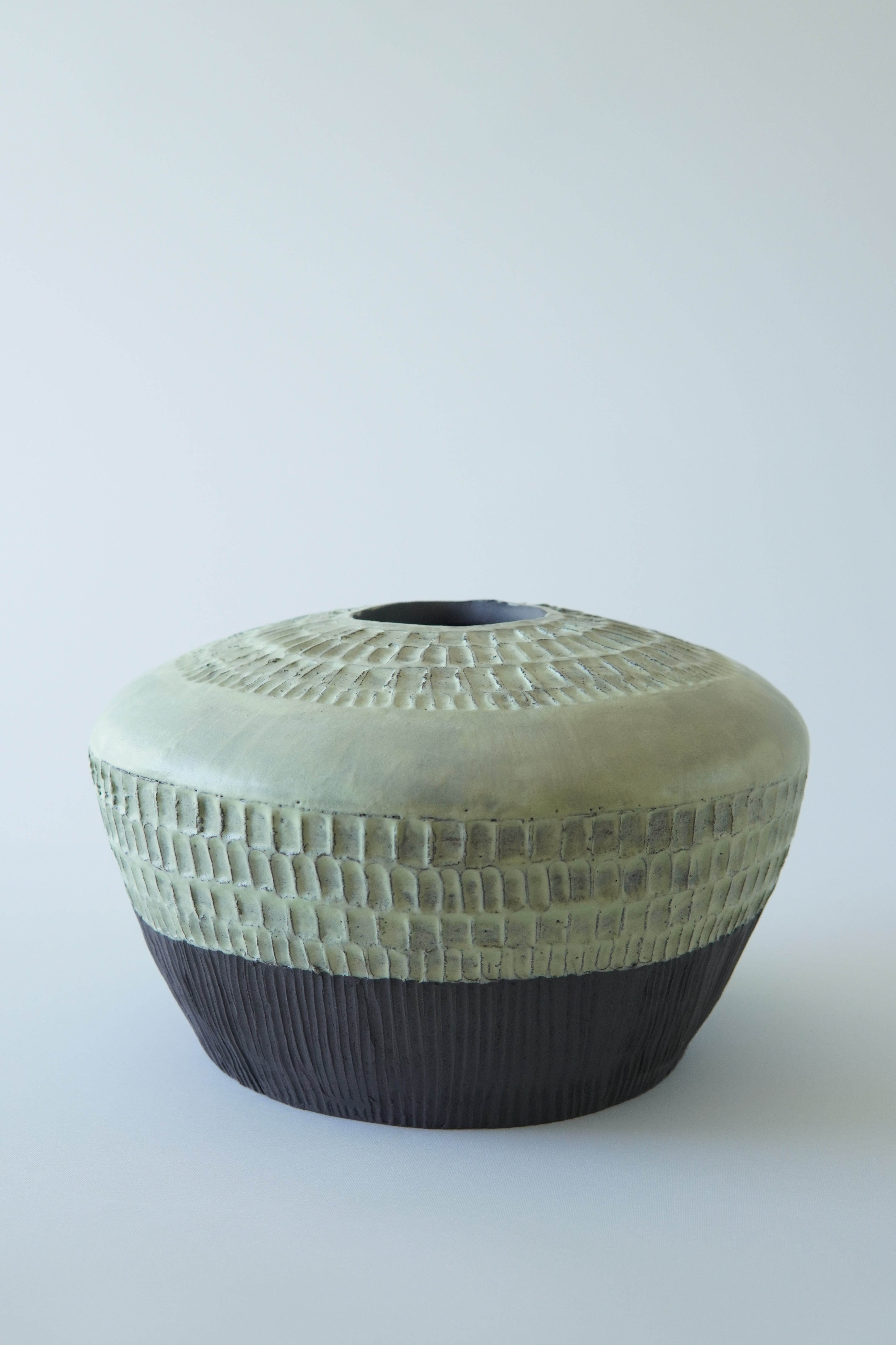 El Oyması Seramik Yeşil Siyah Ton Vazo