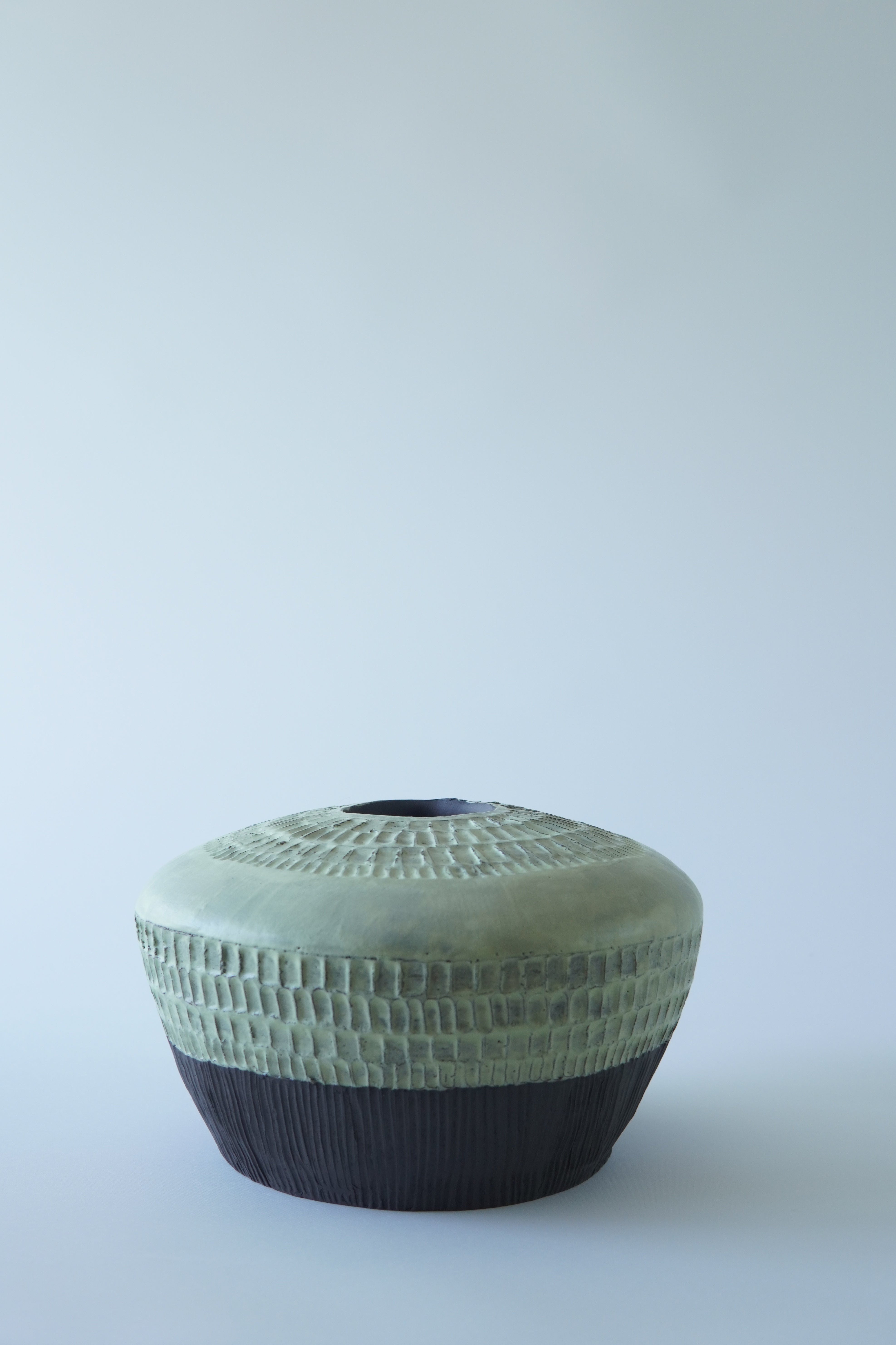 El Oyması Seramik Yeşil Siyah Ton Vazo