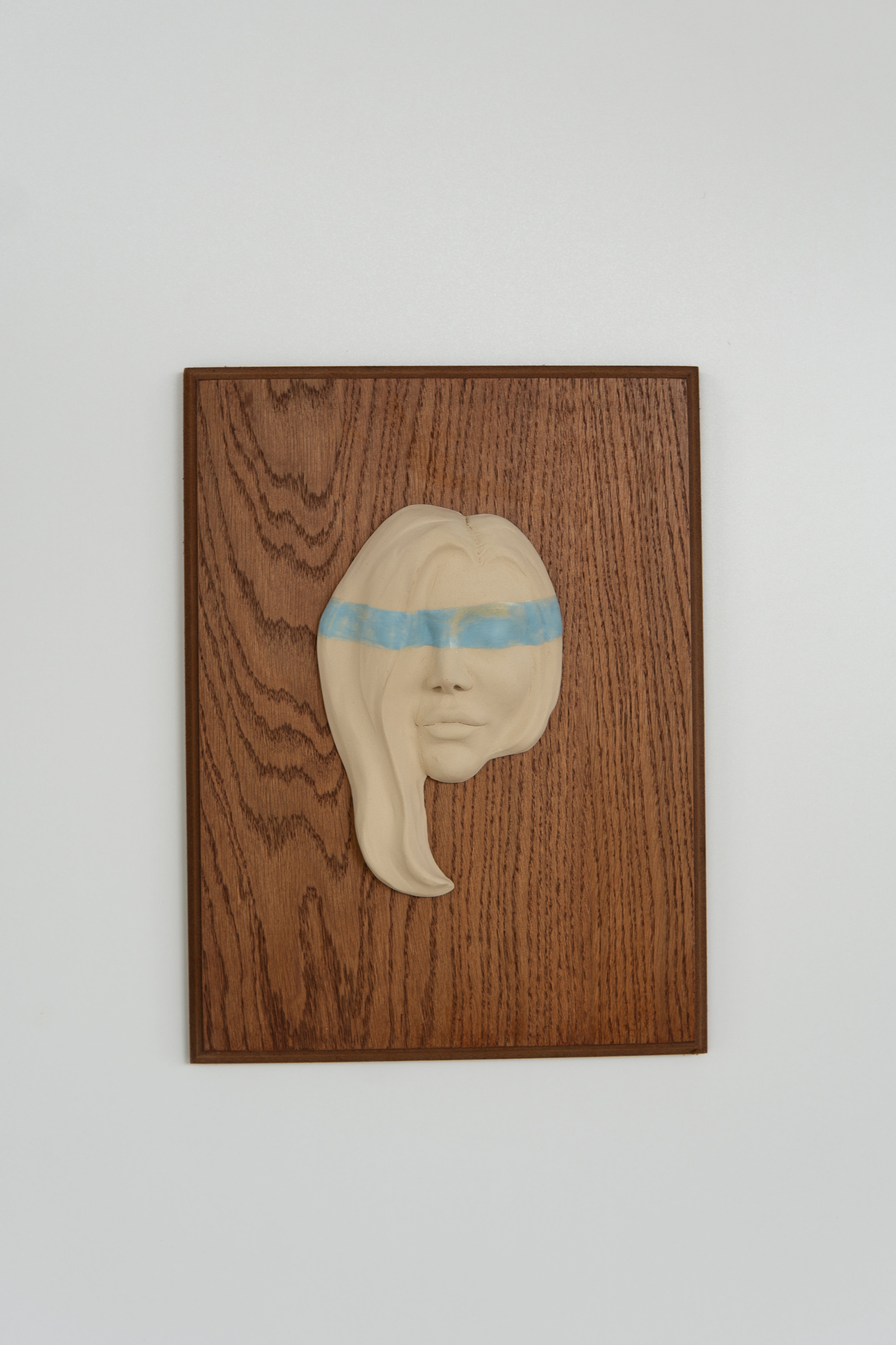 El Yapımı Seramik Duvar Yüzü Açık Mavi Detay Ahşap Zemin