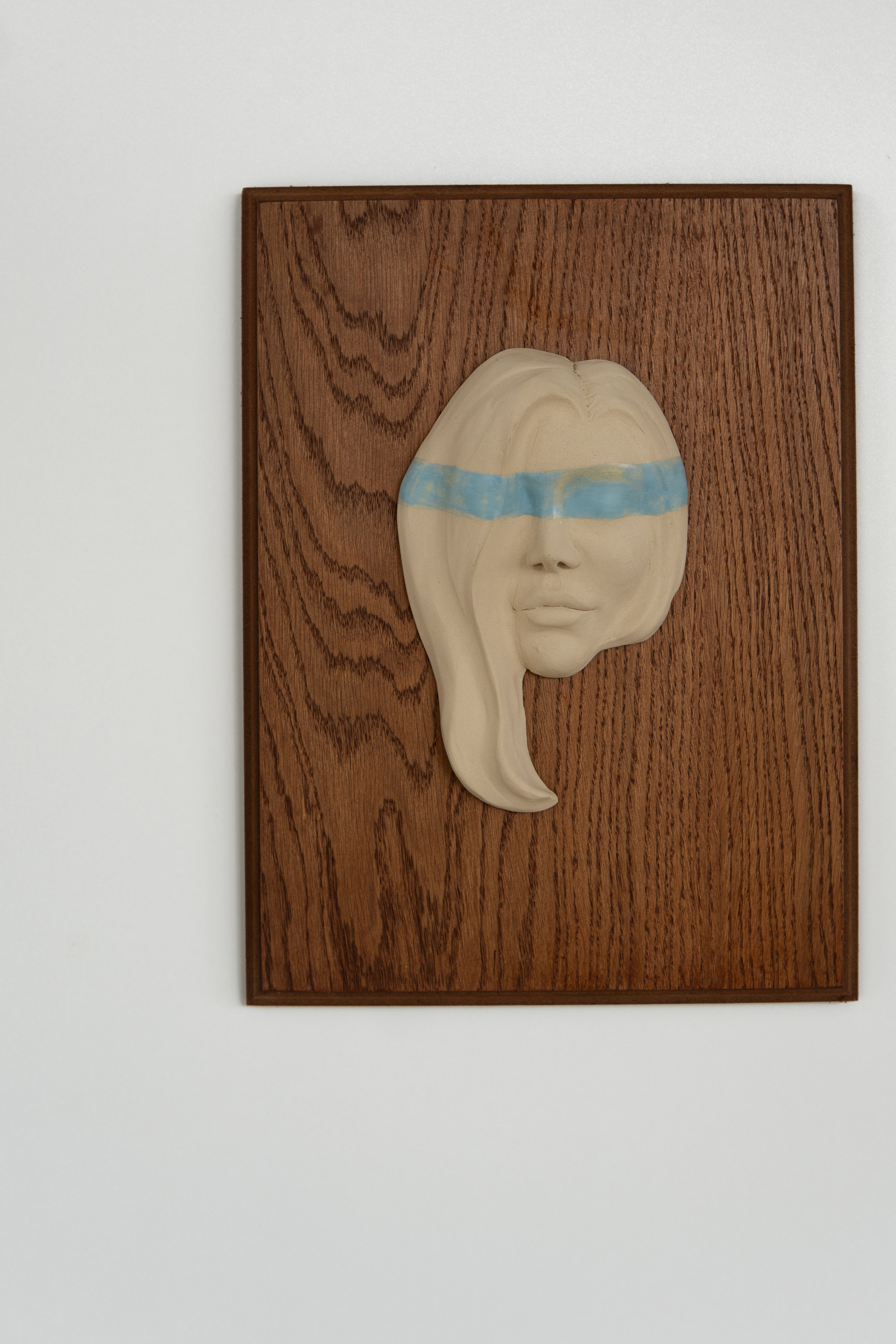 El Yapımı Seramik Duvar Yüzü Açık Mavi Detay Ahşap Zemin