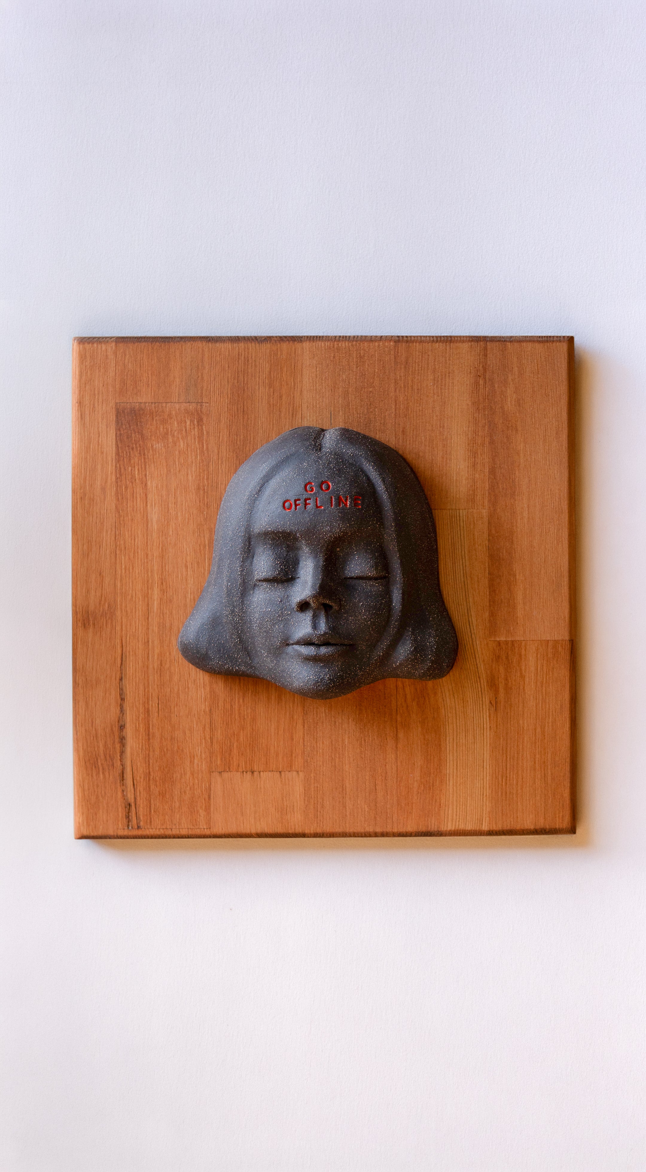 El Yapımı Siyah Seramik Yüz Duvar Dekoru