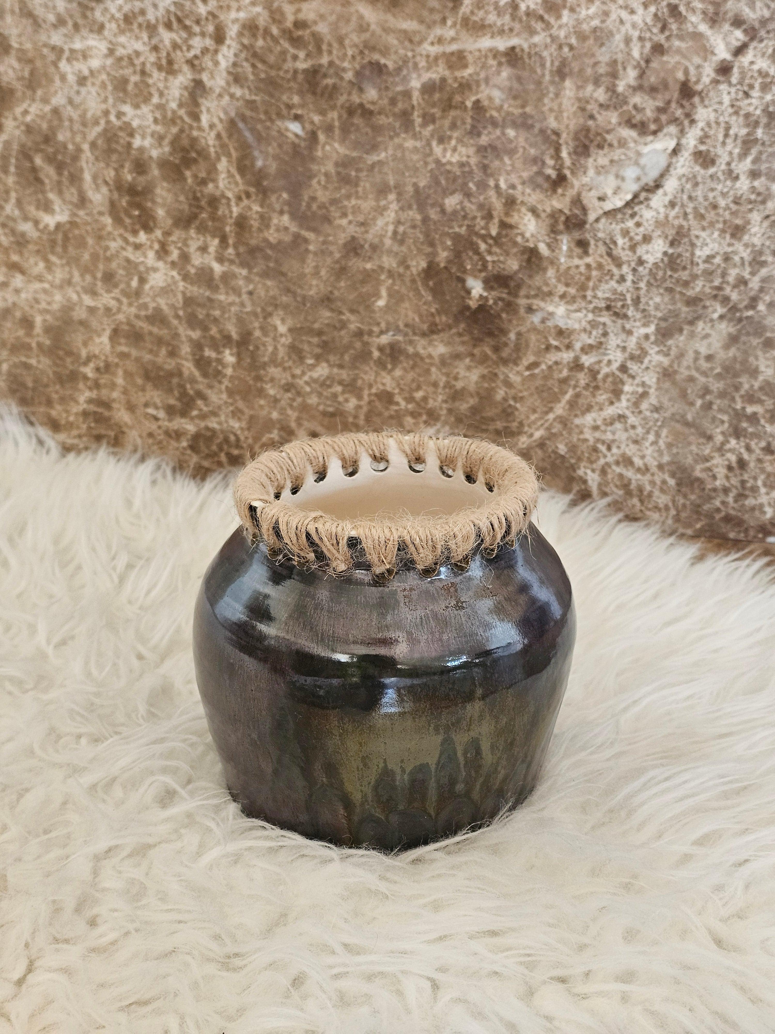 El Yapımı Tornada Şekillenmiş Antrasit Seramik Vazo