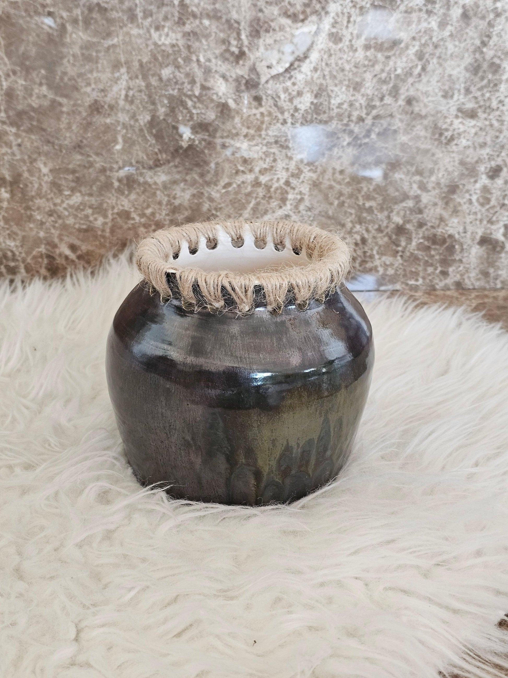 El Yapımı Tornada Şekillenmiş Antrasit Seramik Vazo