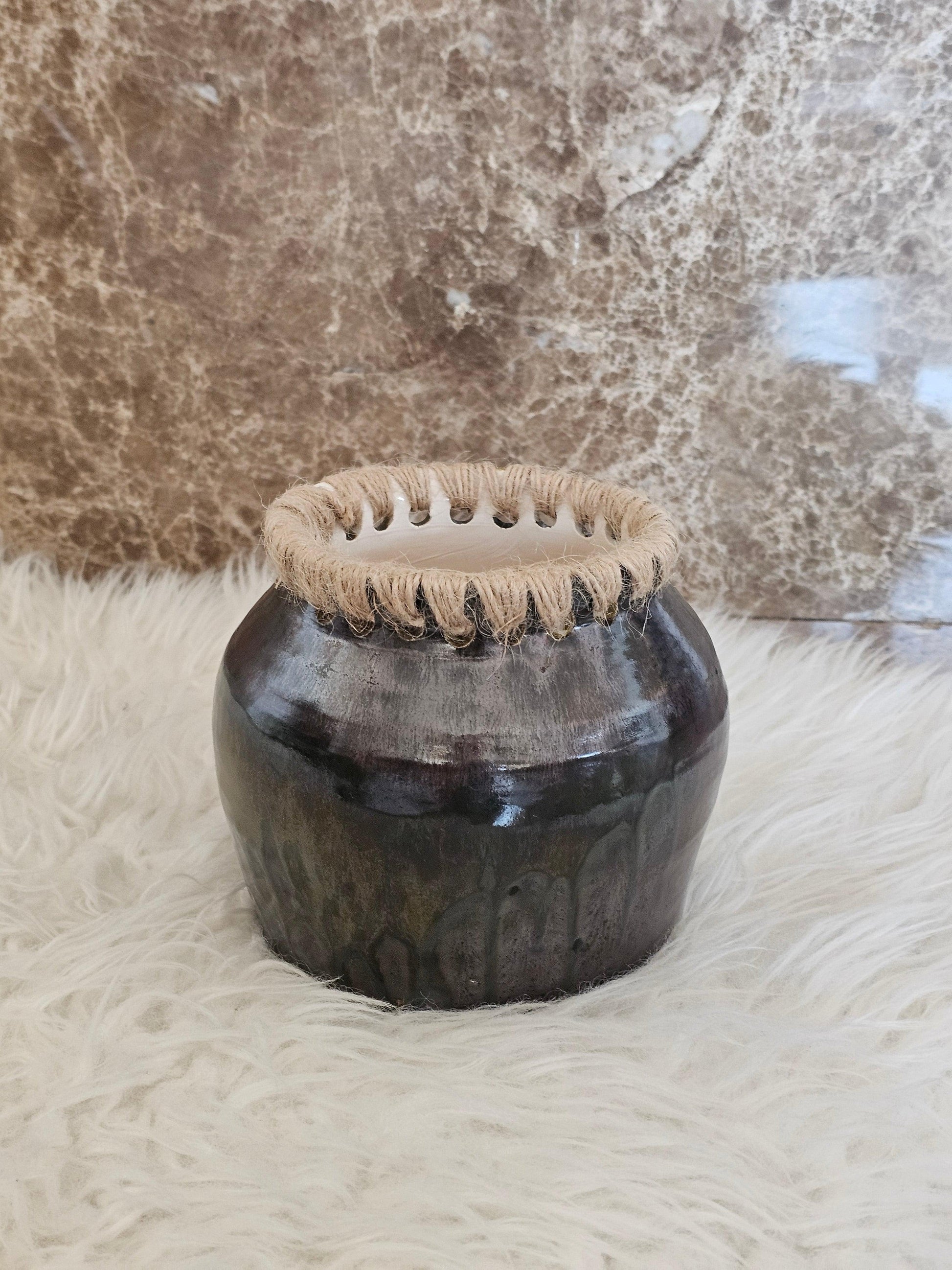 El Yapımı Tornada Şekillenmiş Antrasit Seramik Vazo