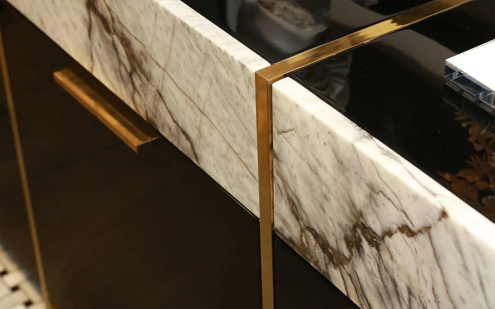 Famed Konsol No:3 Carrara White (Teşhir)