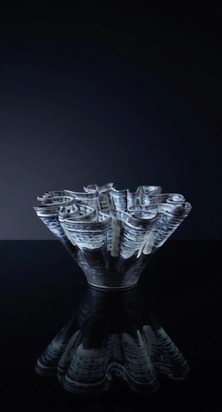 Dalga Formlu Siyah–Beyaz Vazo – 3d Seramik Yazıcı Ile Üretilmiş