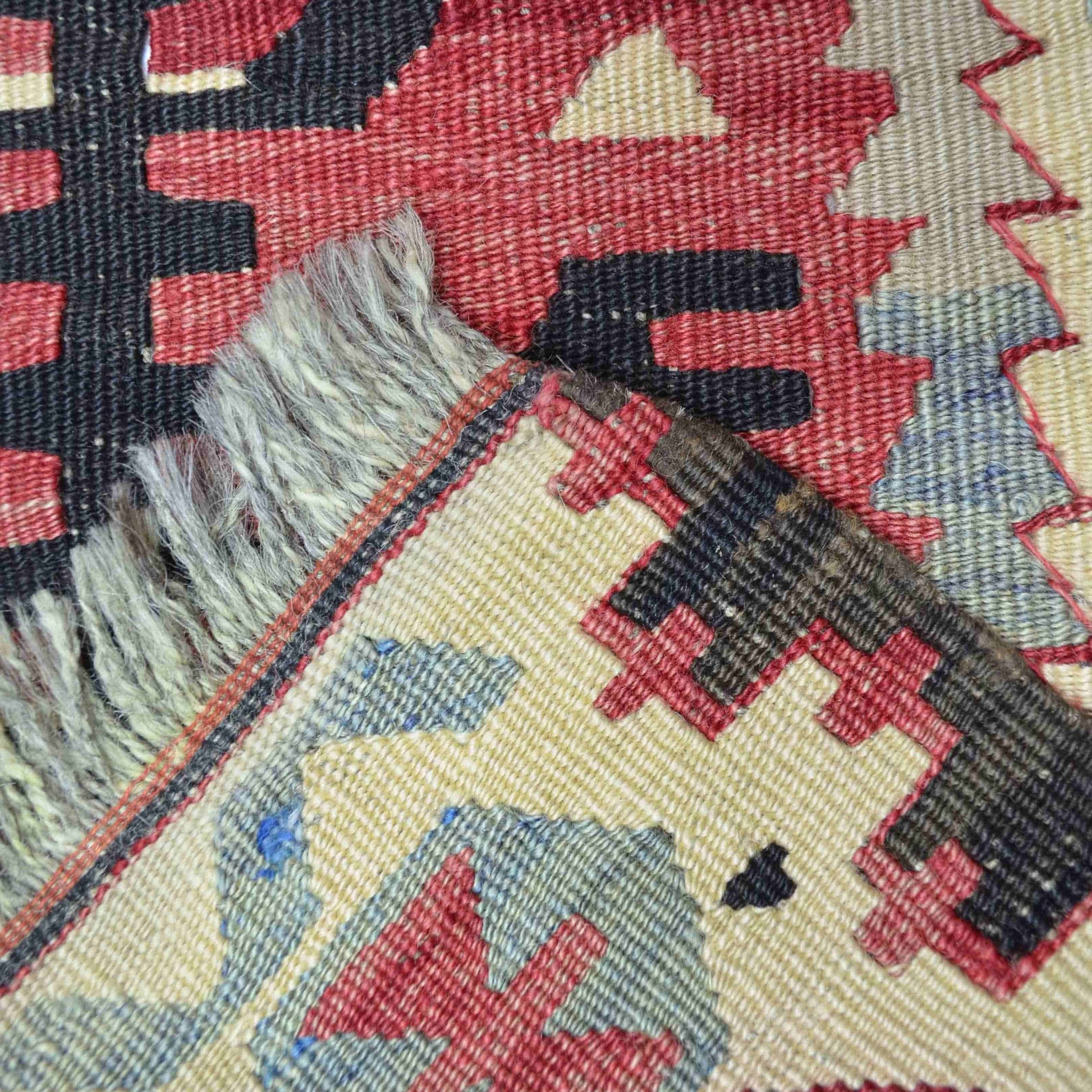 Hayat Ağacı Desenli Uşak Kilim