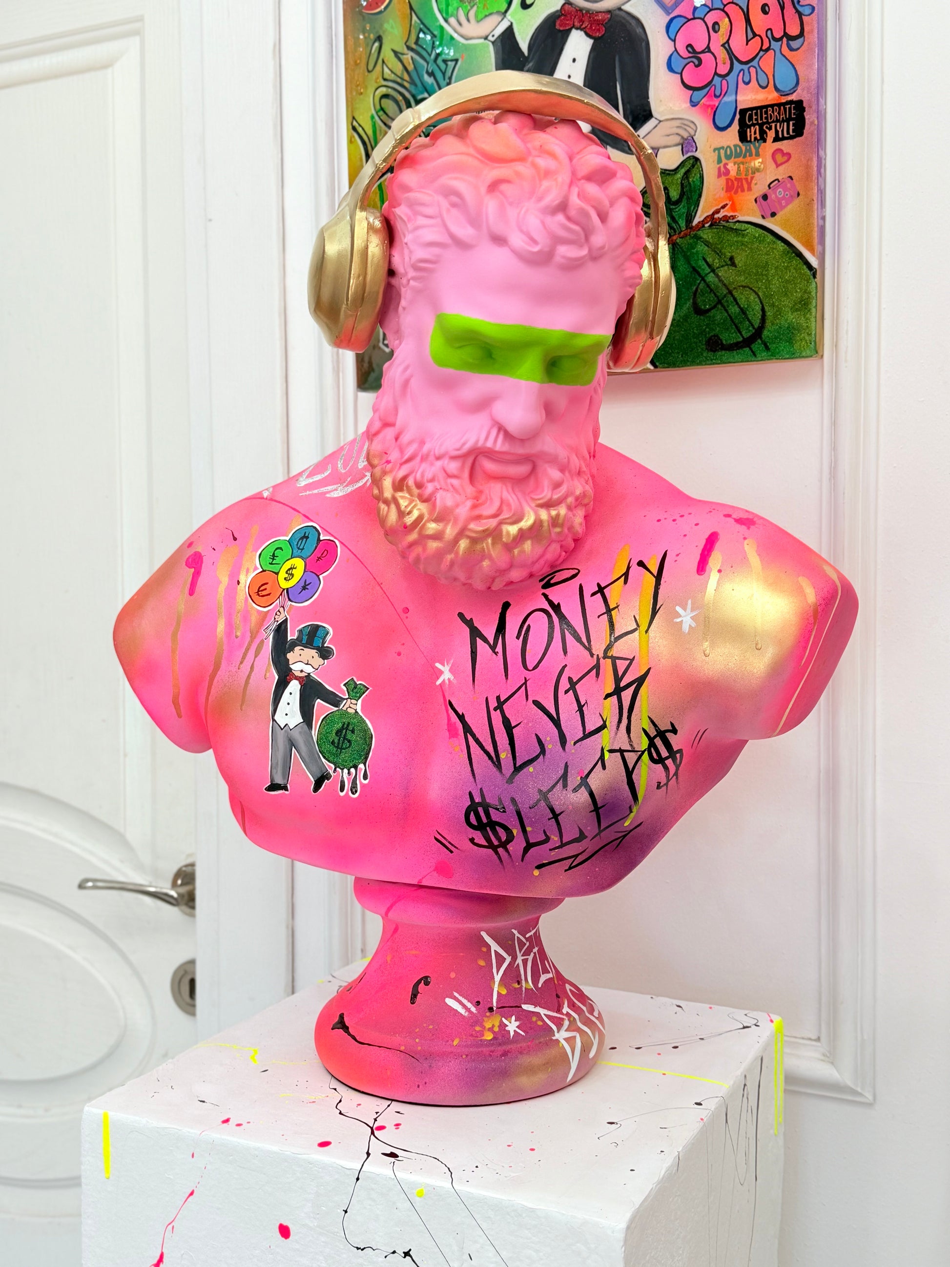 Herkül Monopoly Edition – Altın Kulaklıklı Büyük Boy Graffiti Heykel