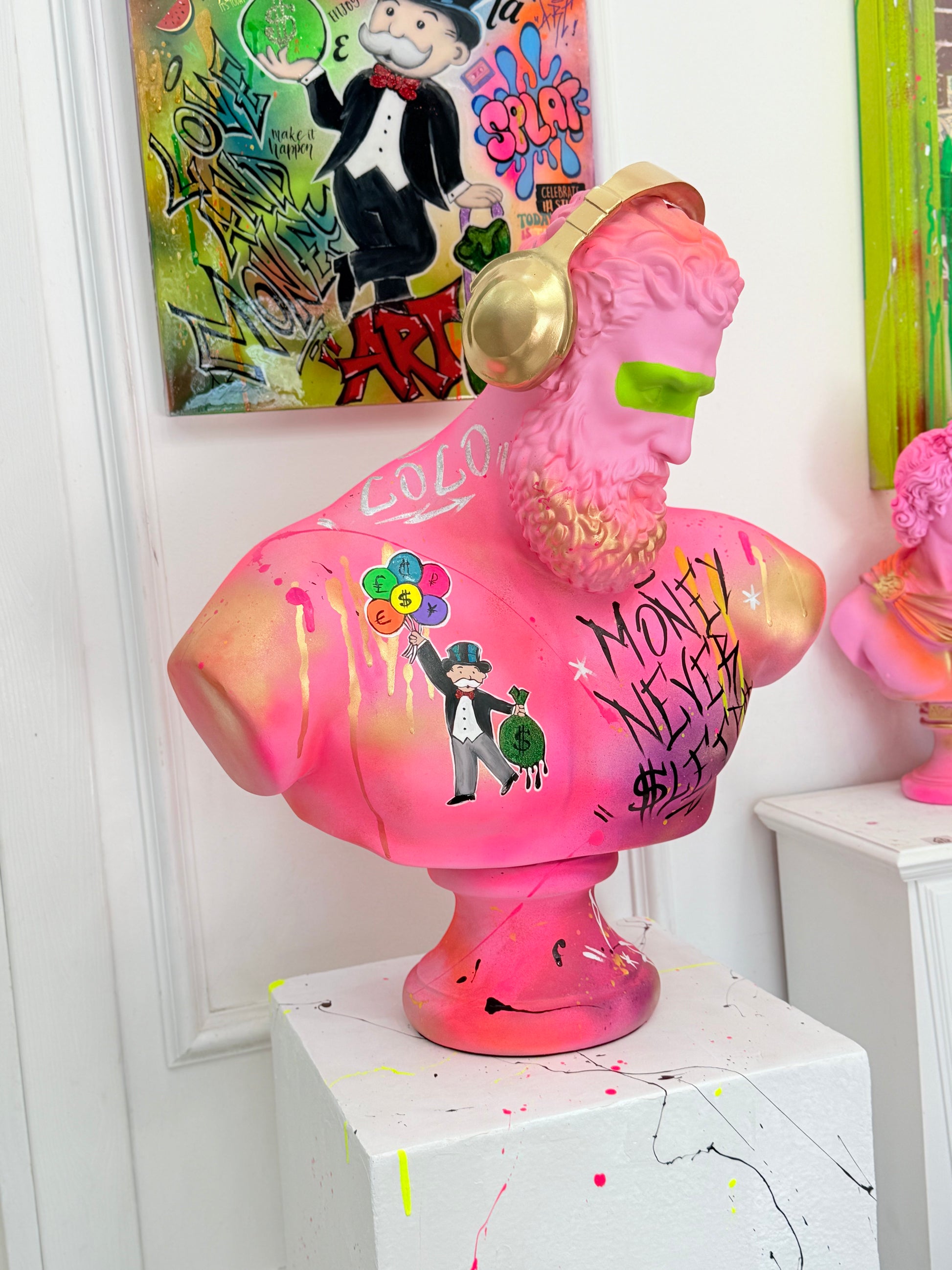 Herkül Monopoly Edition – Altın Kulaklıklı Büyük Boy Graffiti Heykel