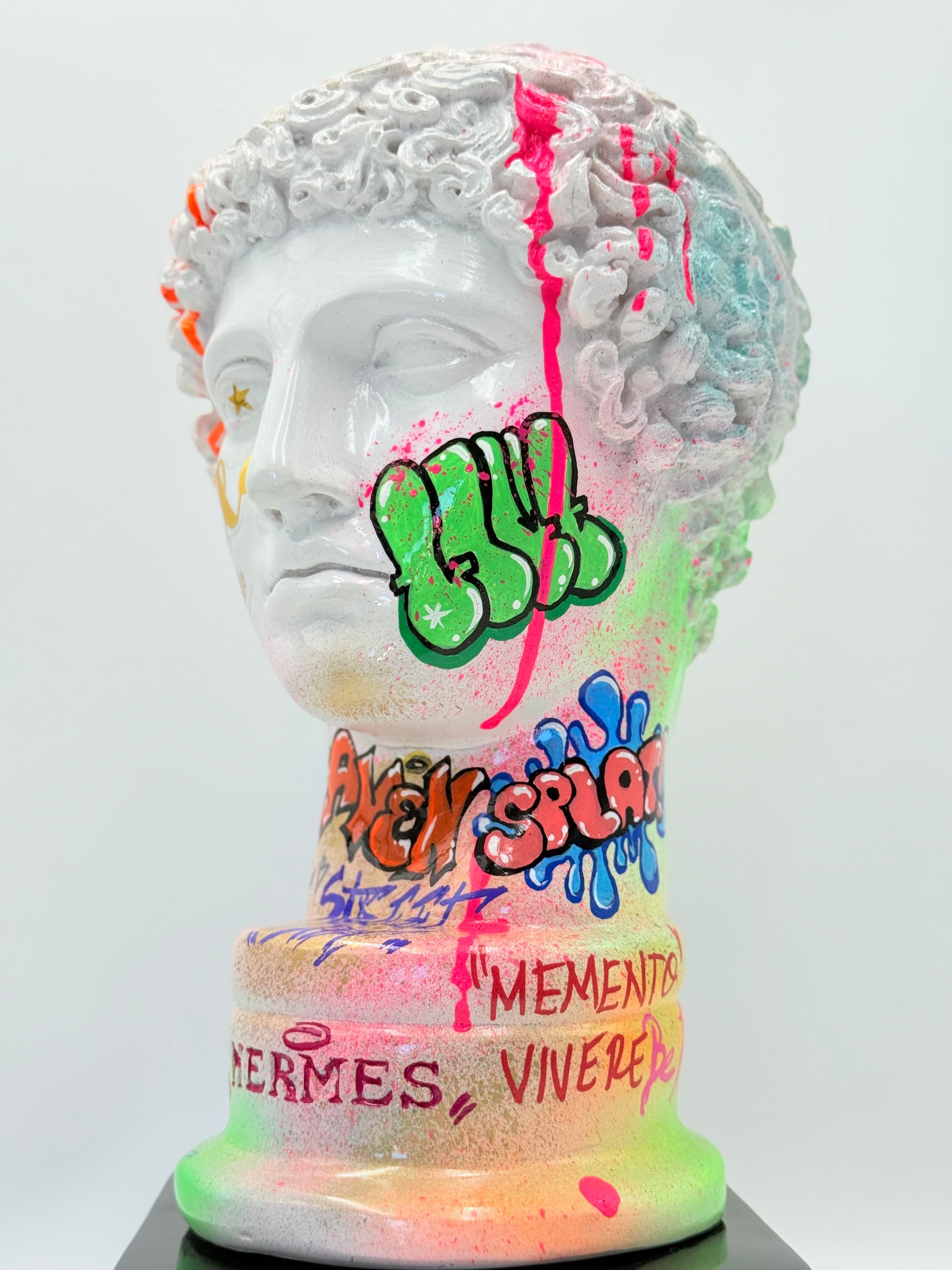 Hermes Büstü – Neon Graffiti Ve Gold Detaylı Özel Tasarım