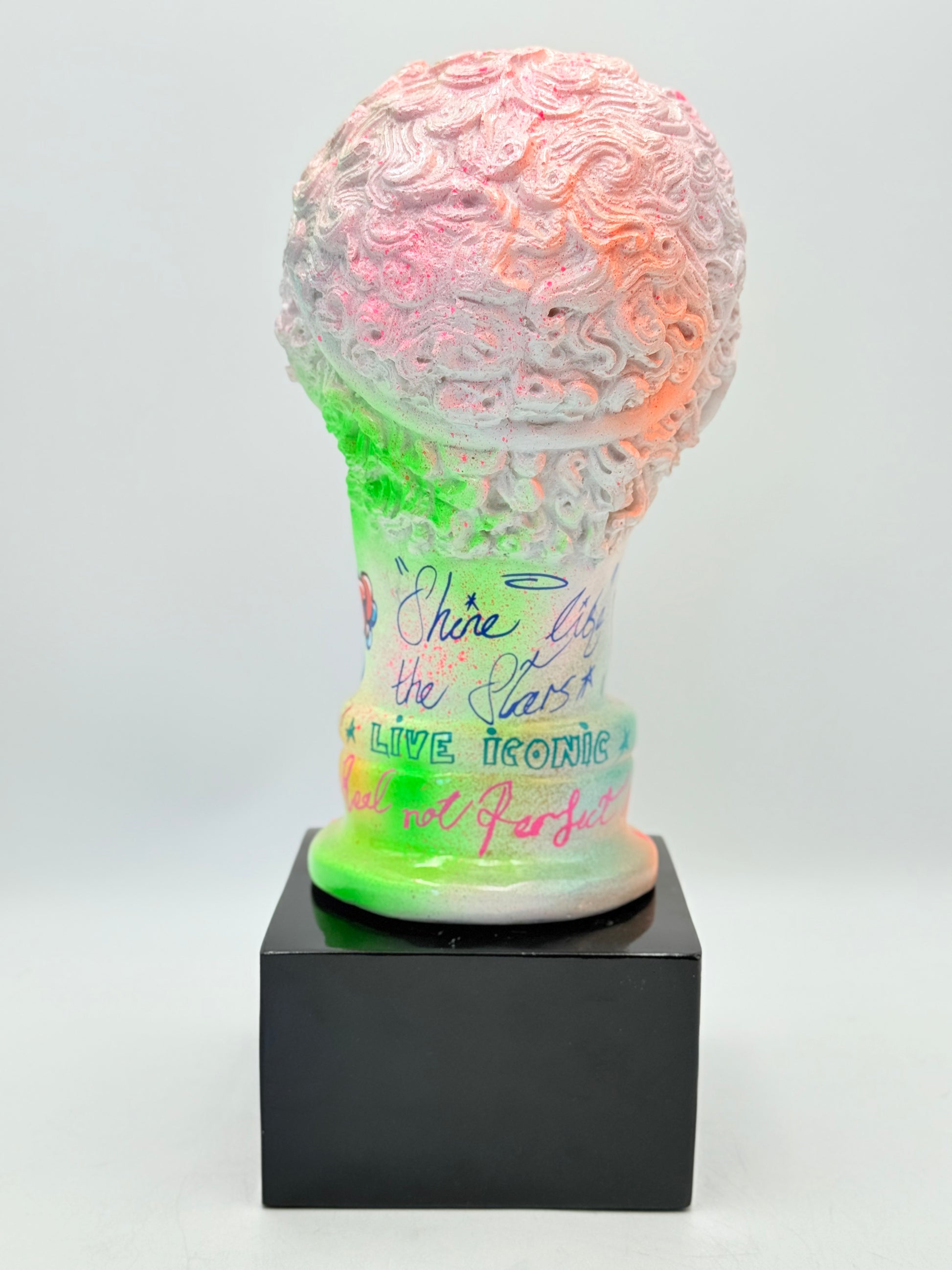 Hermes Büstü – Neon Graffiti Ve Gold Detaylı Özel Tasarım