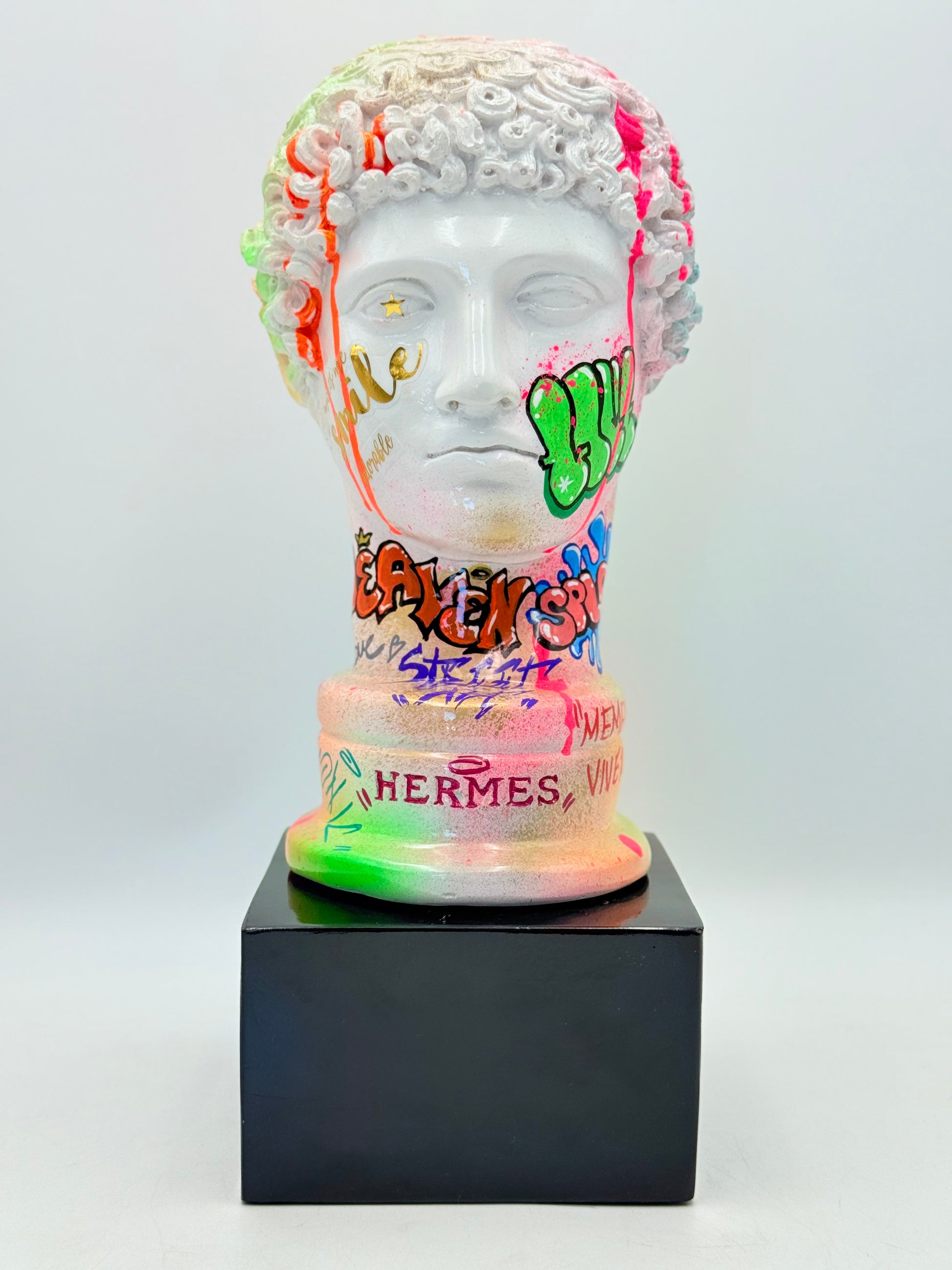 Hermes Büstü – Neon Graffiti Ve Gold Detaylı Özel Tasarım