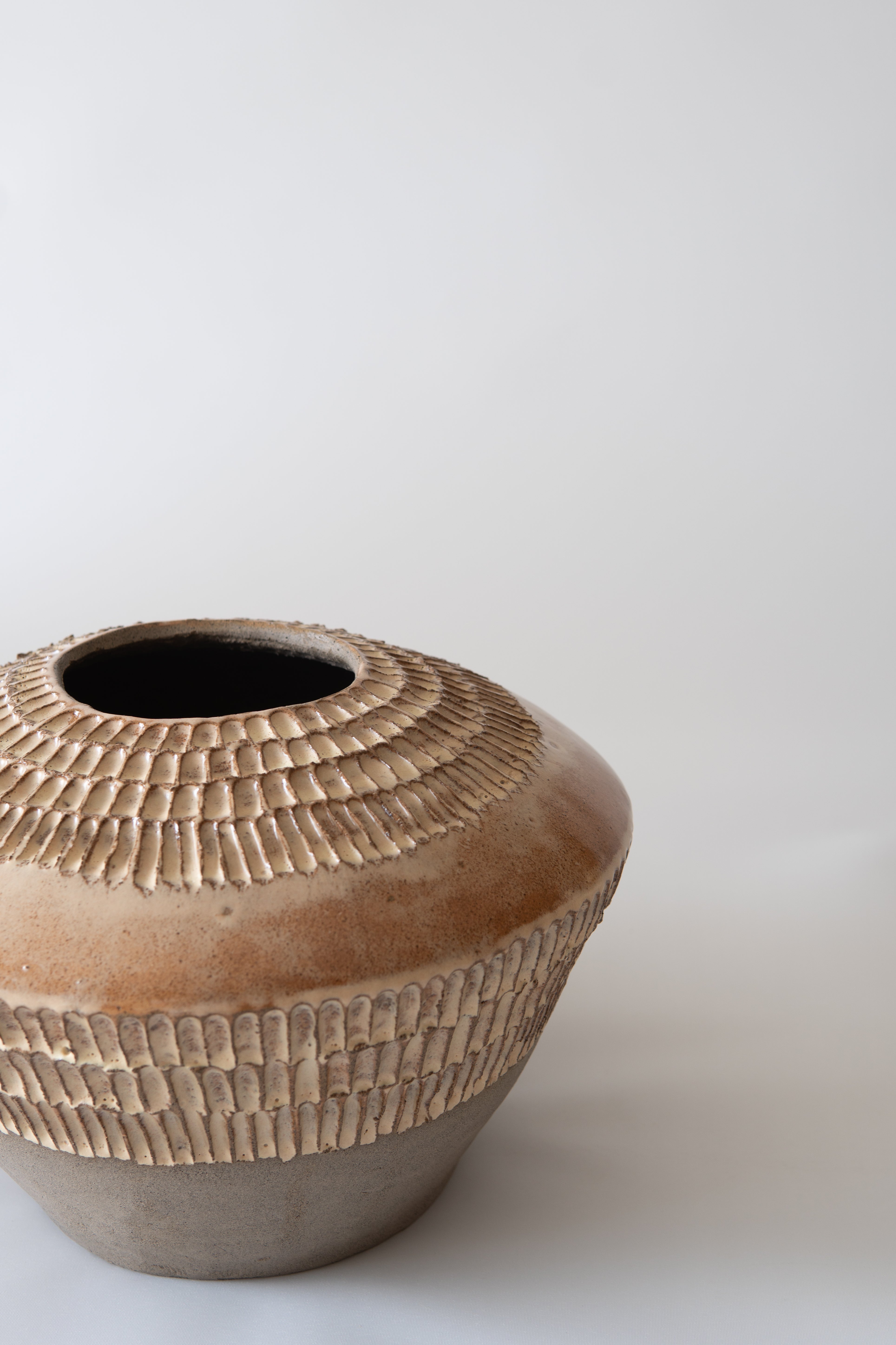 Heykelsi Form Dokulu Seramik Vazo Bej ve Şeftali Tonları