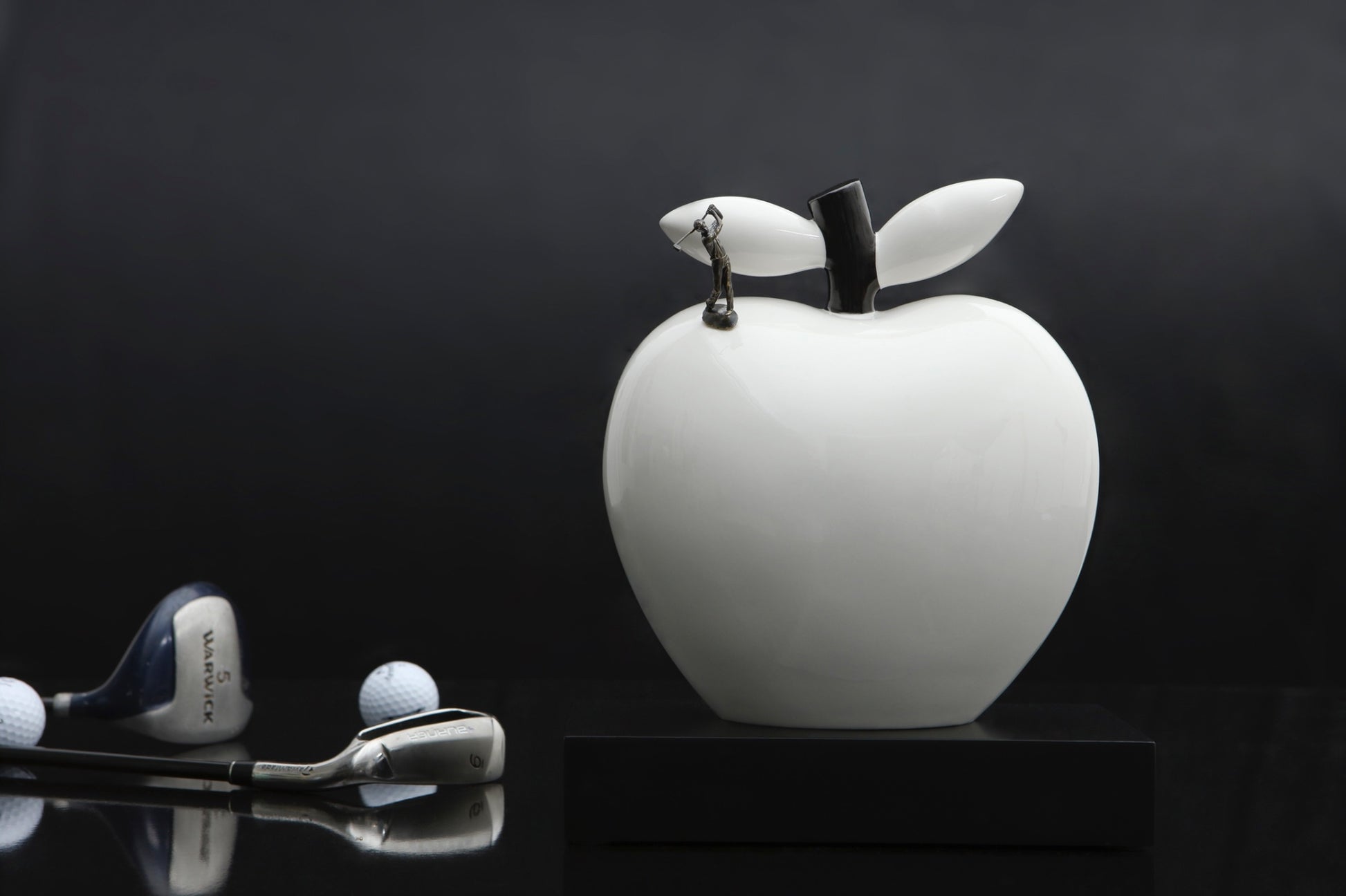 Hole In One! Limited Edition Figur - Studio 8 Art & Apple Koleksiyonu