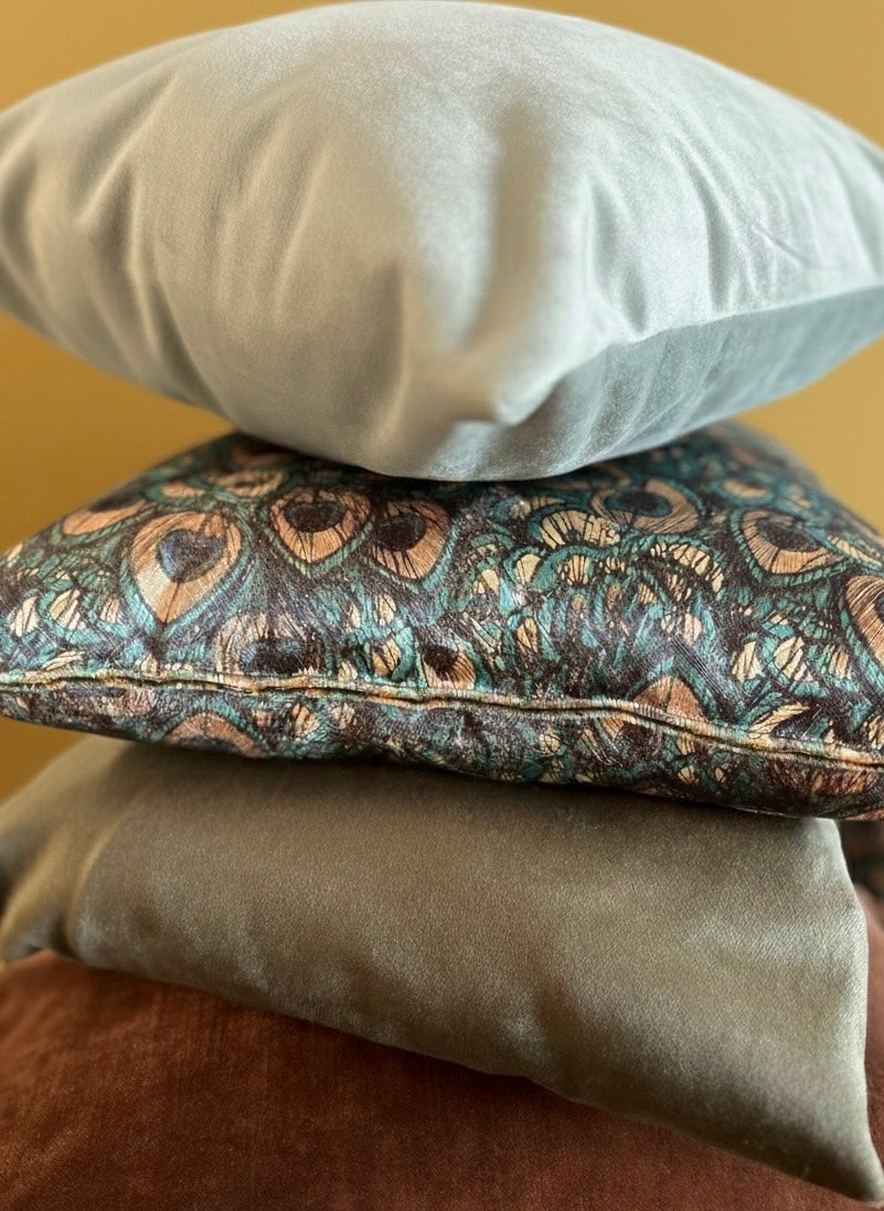 Tavus Kuşu Desenli Parlak Kadife Kırlent Kılıfı