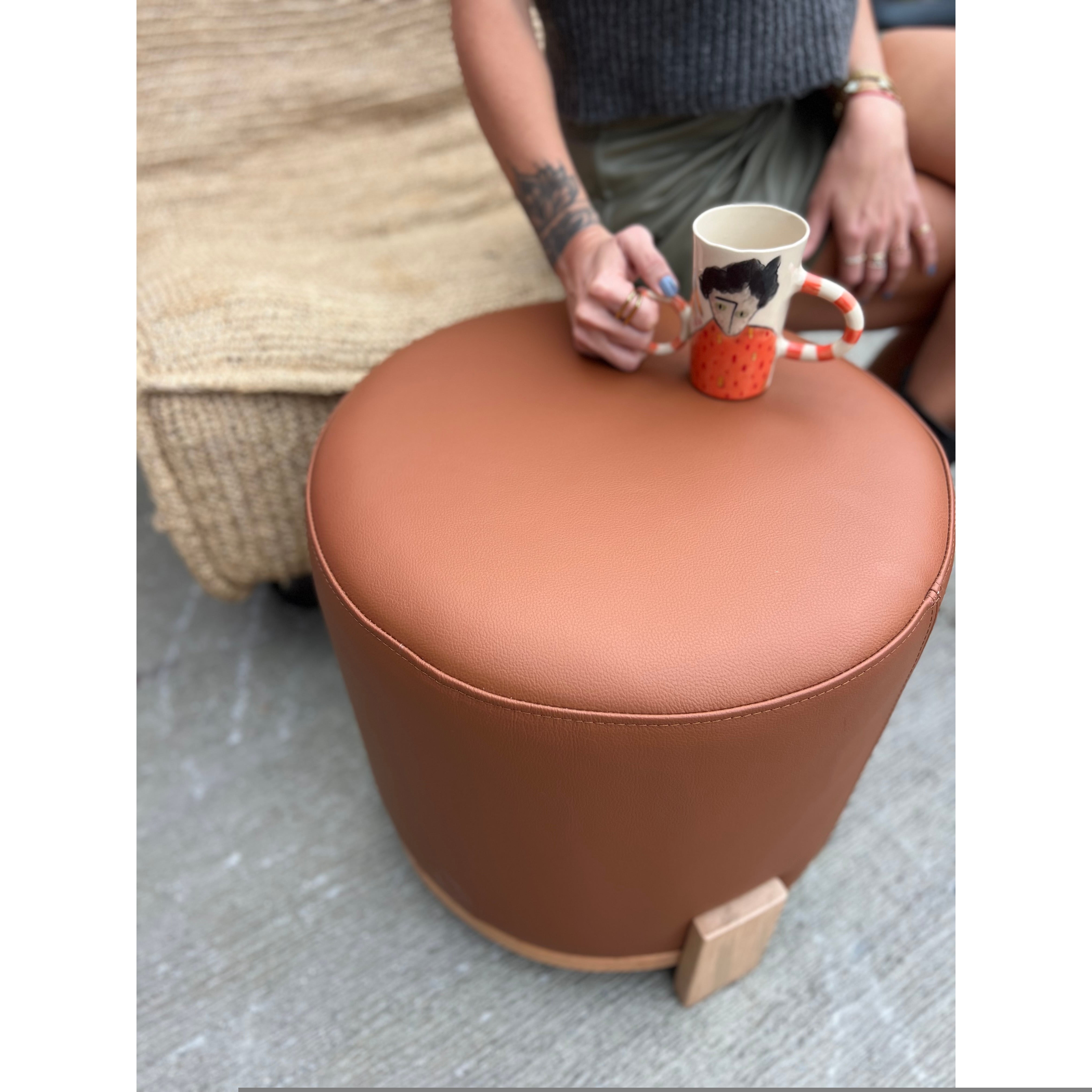 Eres %100 Deri Ahşap Ayaklı Puf