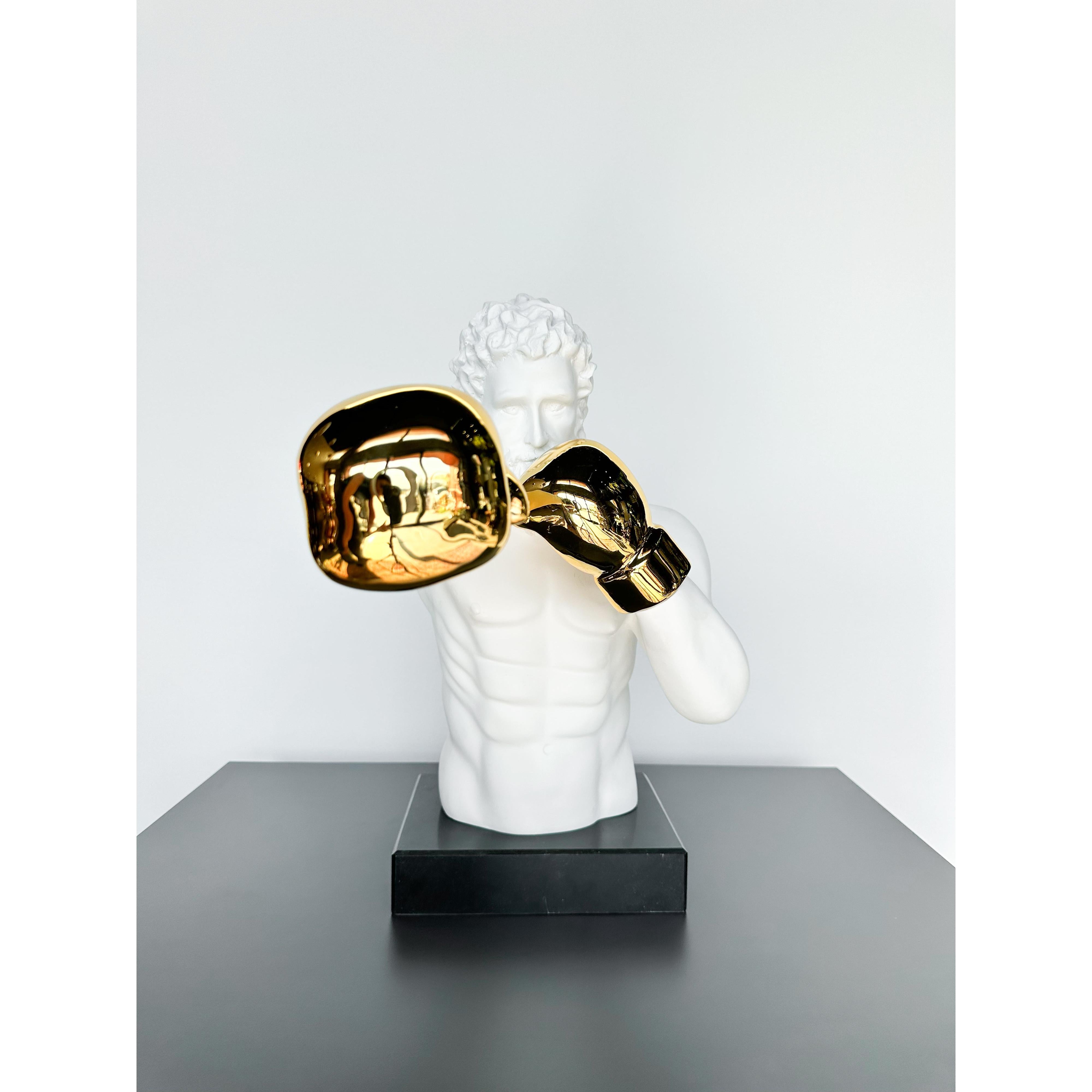 Boks Eldivenli Heykel