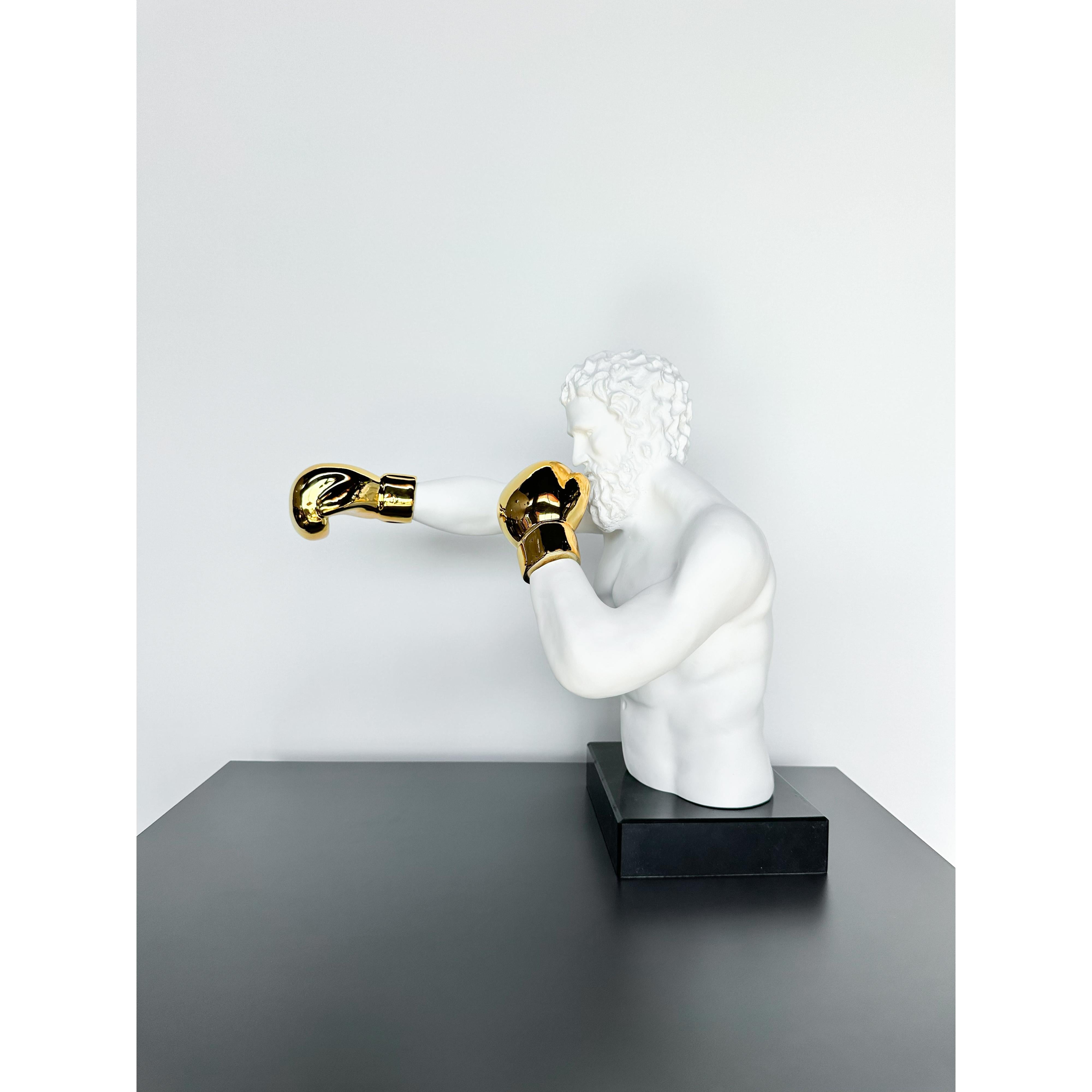 Boks Eldivenli Heykel