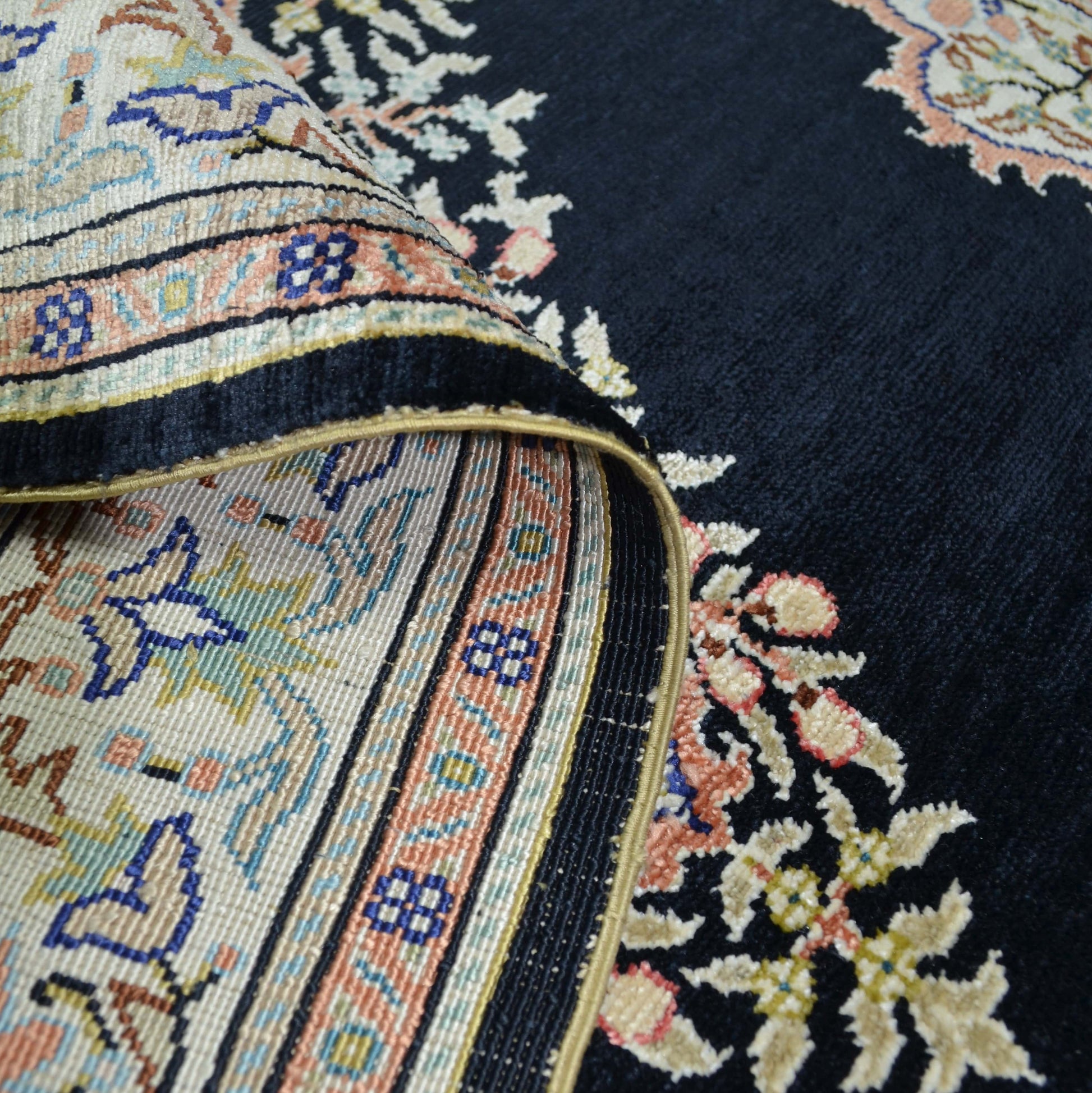 İpekten El Dokuma Siyah Renk Madalyonlu Model Kayseri Halısı 76x111 cm-Kilim & Halı-KilimCo-NowShopFun