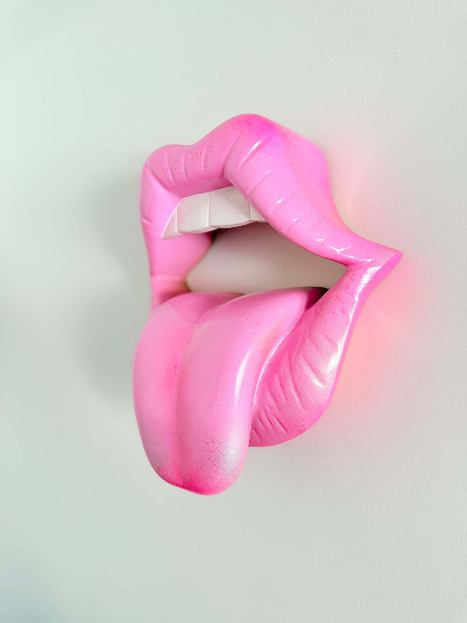 Jucy Lips – Pembe Dudak Duvar Heykeli