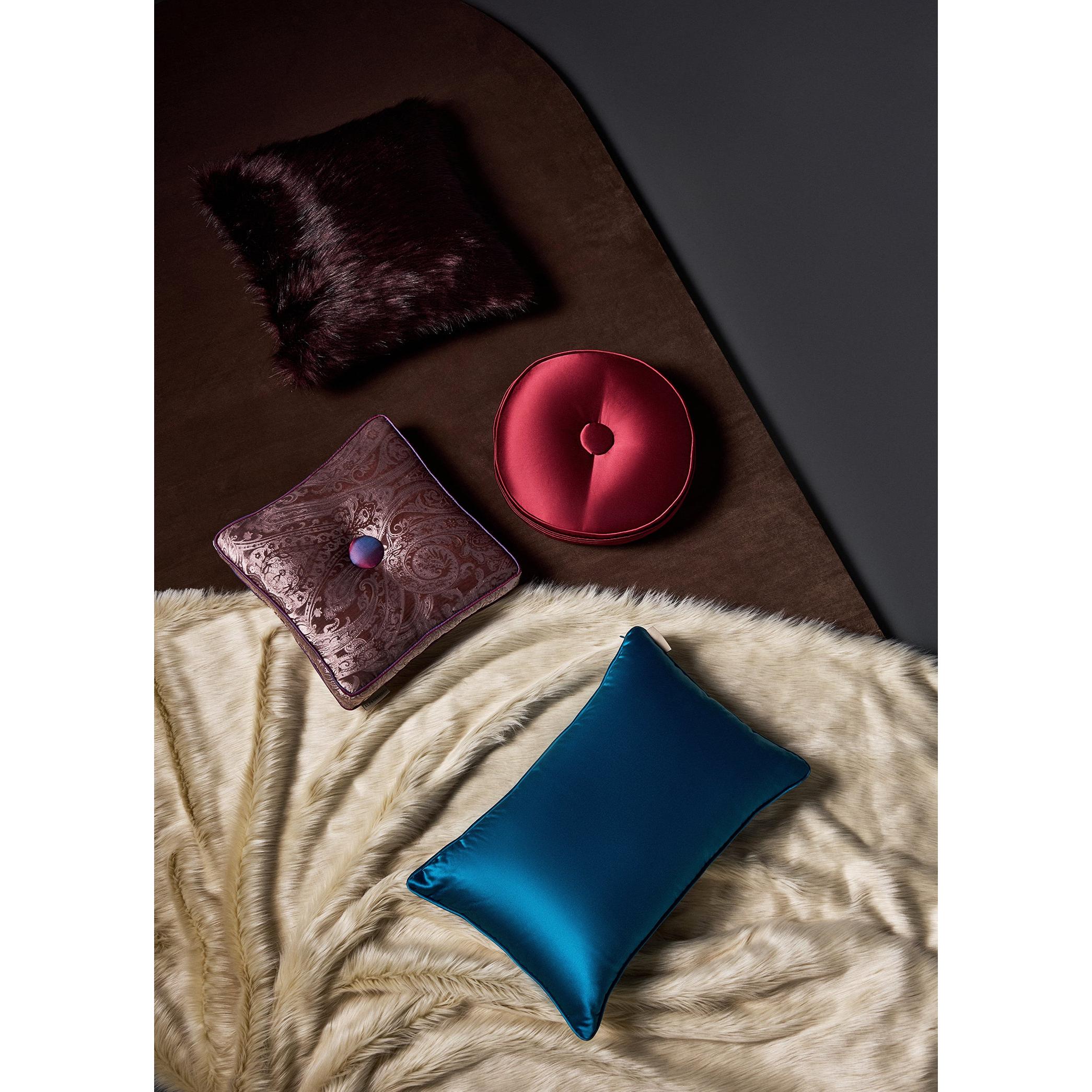 Kırmızı Çiçek Desenli El Boyaması Mavi İpek Kırlent