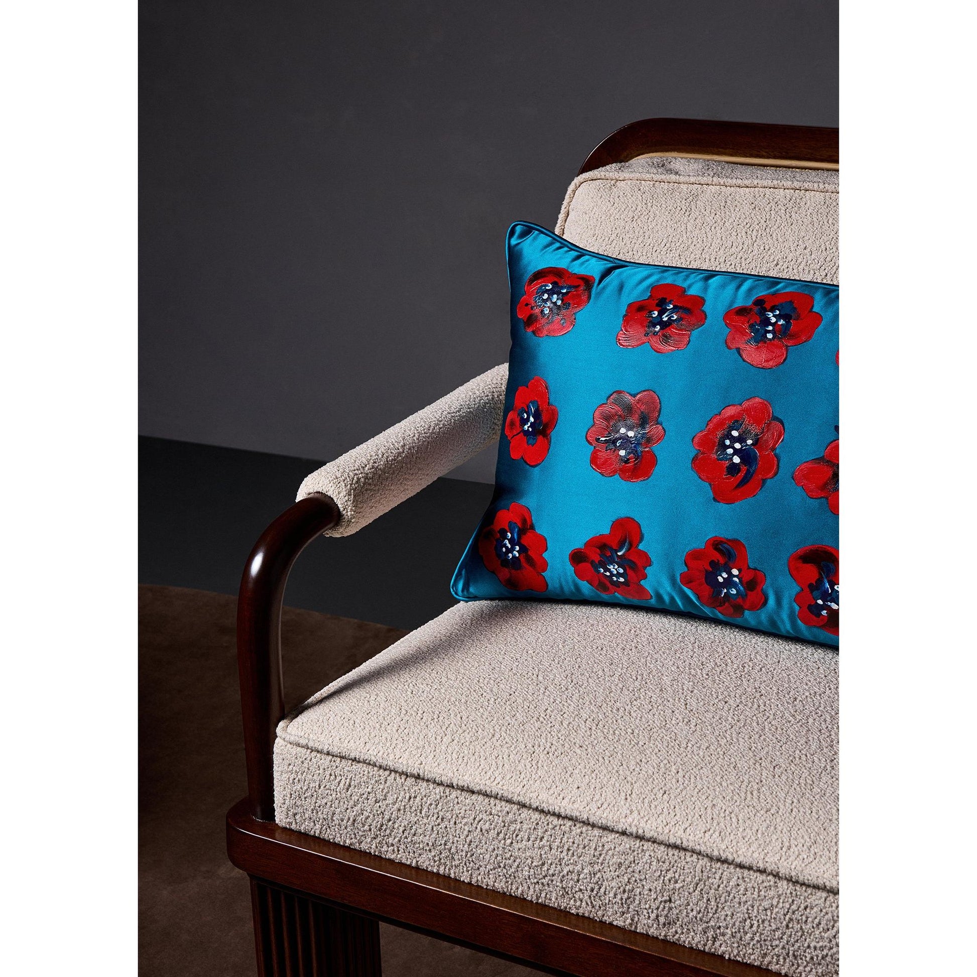 Kırmızı Çiçek Desenli El Boyaması Mavi İpek Kırlent