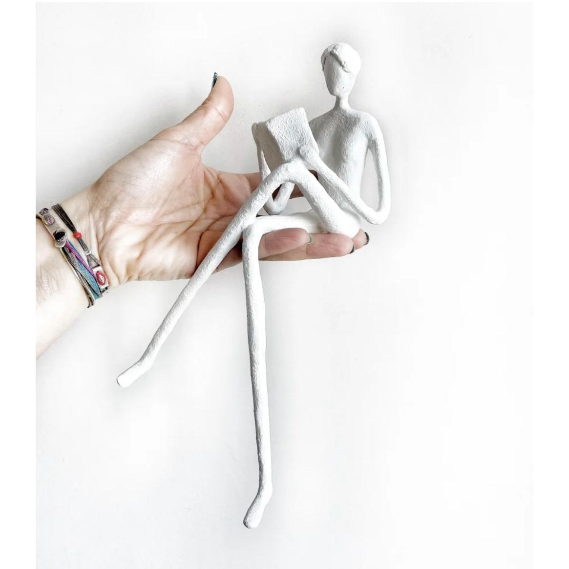 Kitap Okuyan Kadın Heykel