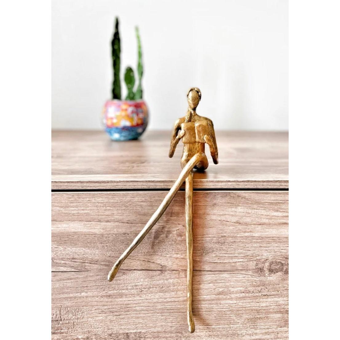 Kitap Okuyan Kadın Heykel