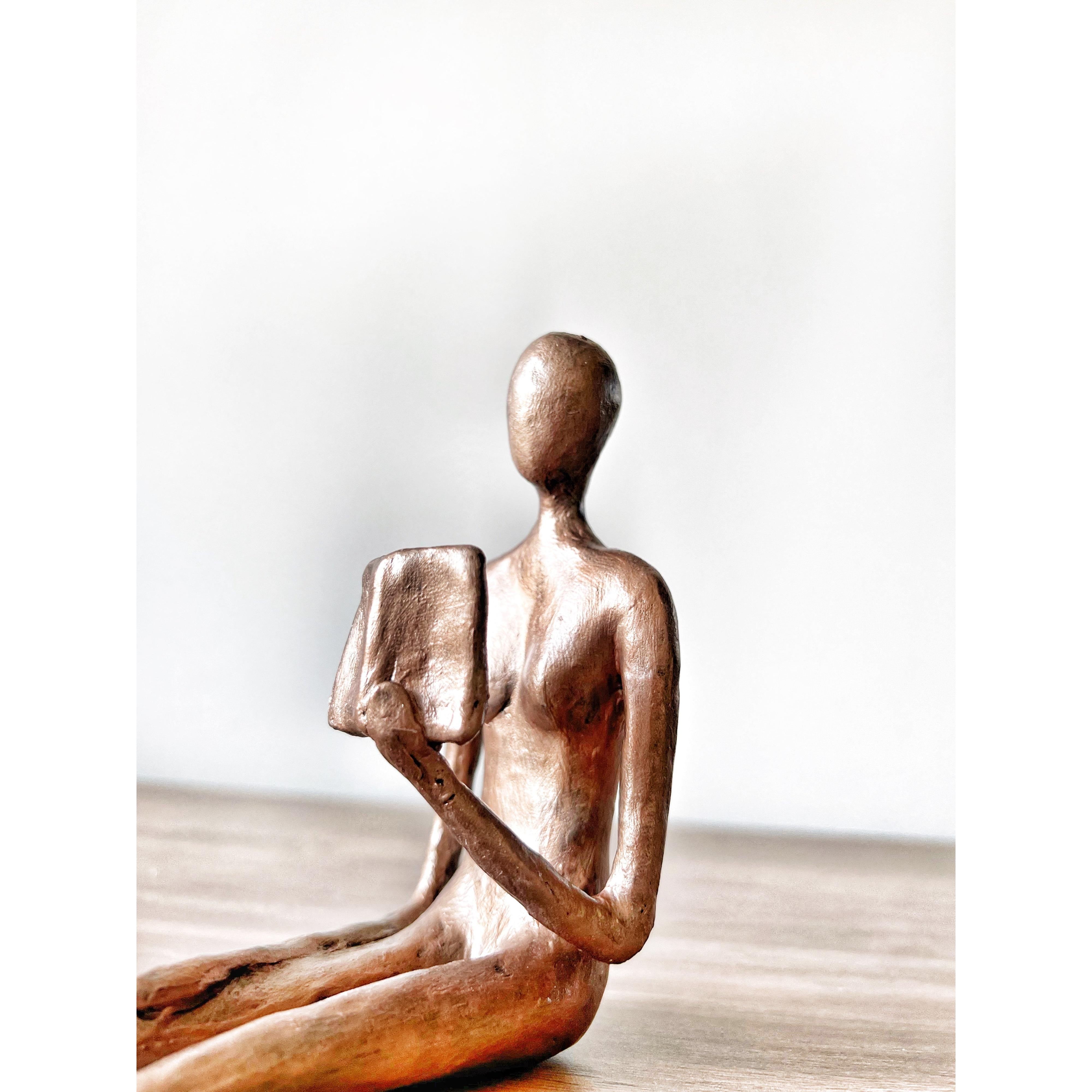 Kitap Okuyan Kadın Heykel