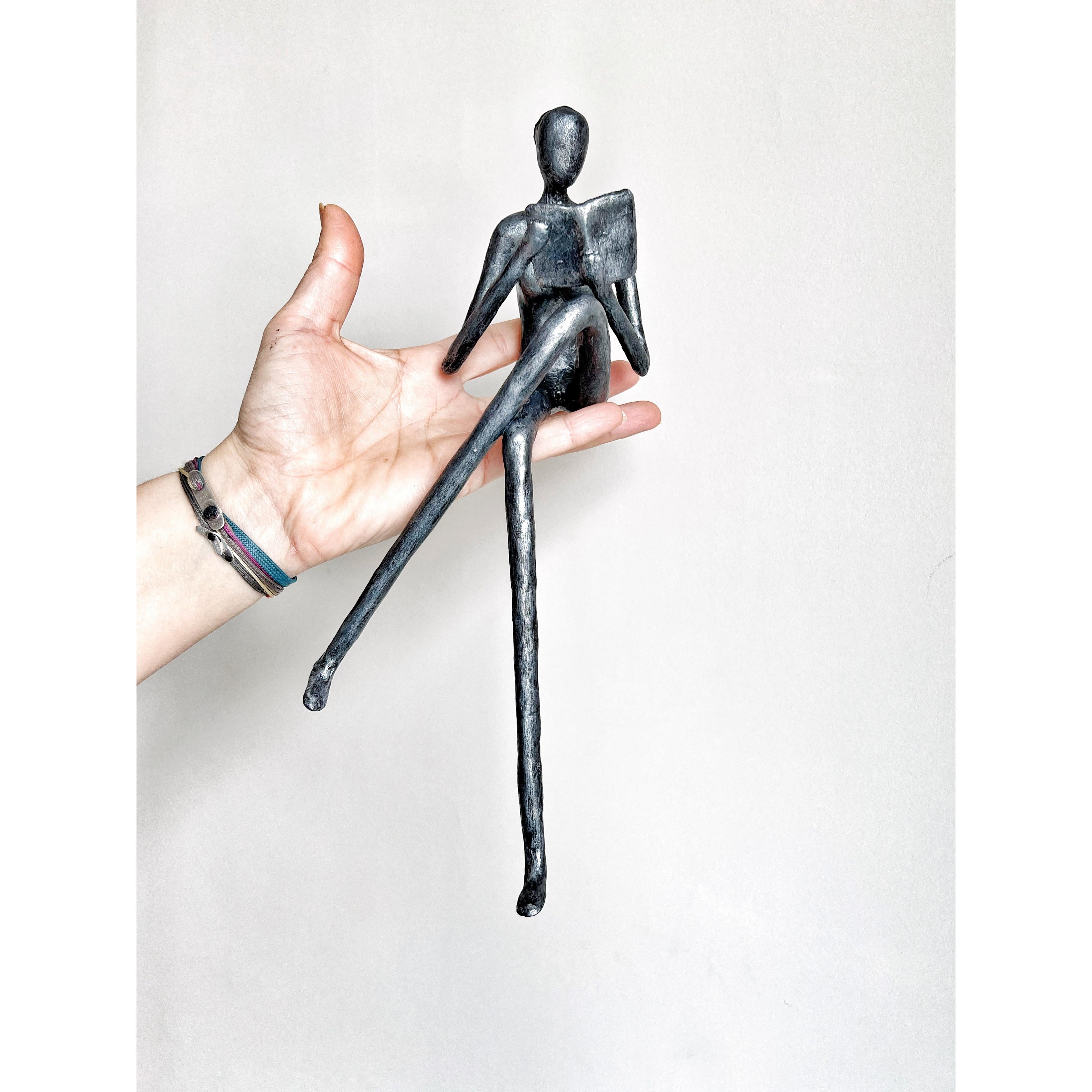 Kitap Okuyan Kadın Heykel