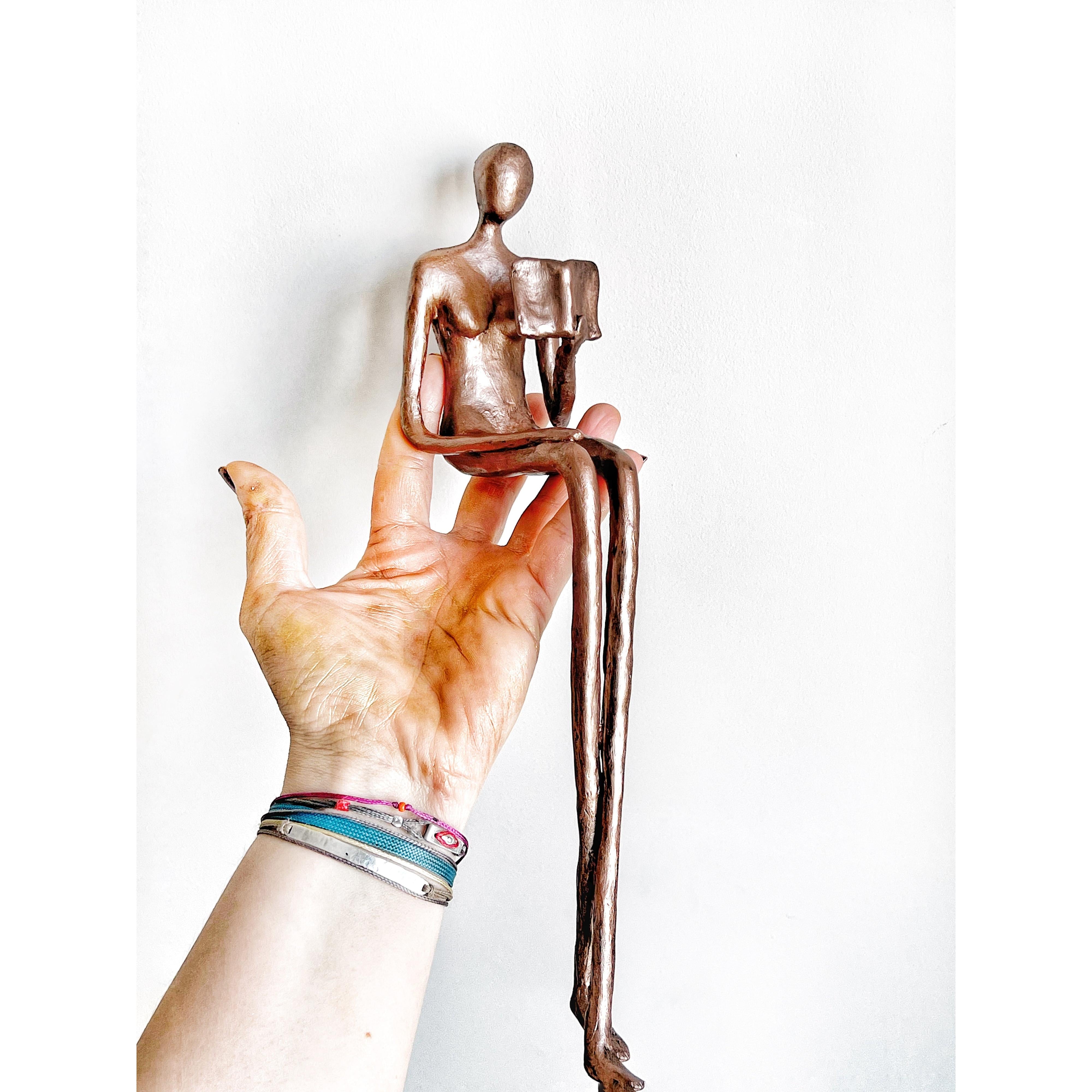 Kitap Okuyan Kadın Heykel