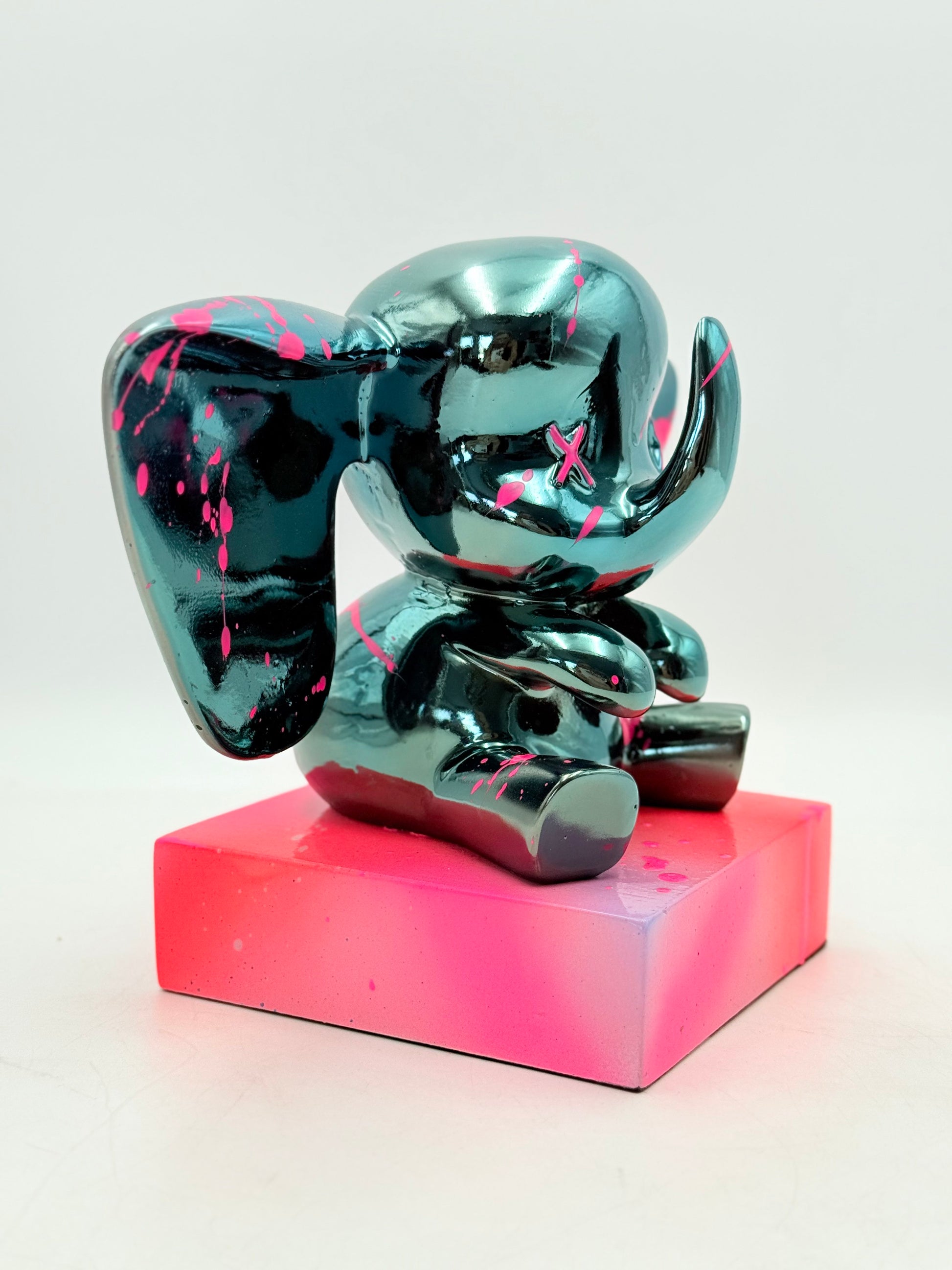 Koyu Mavi Krom Oturan Fil Heykeli