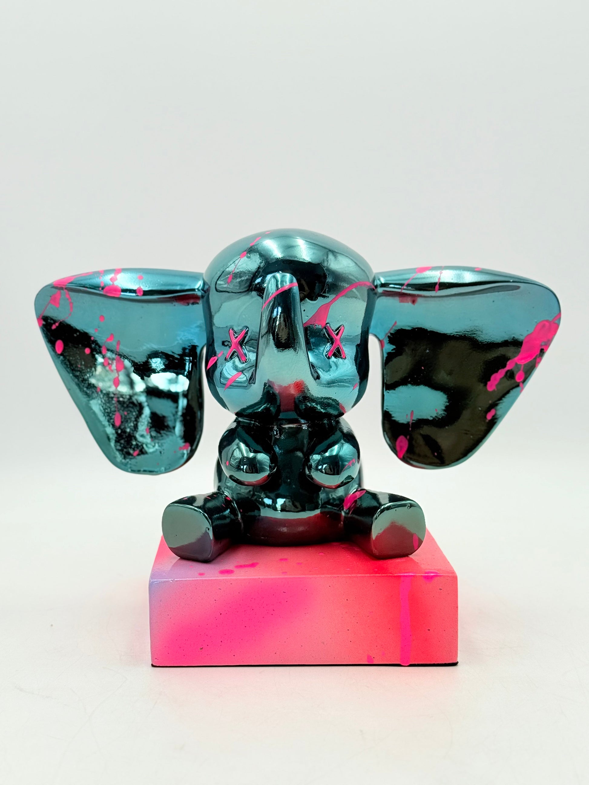 Koyu Mavi Krom Oturan Fil Heykeli