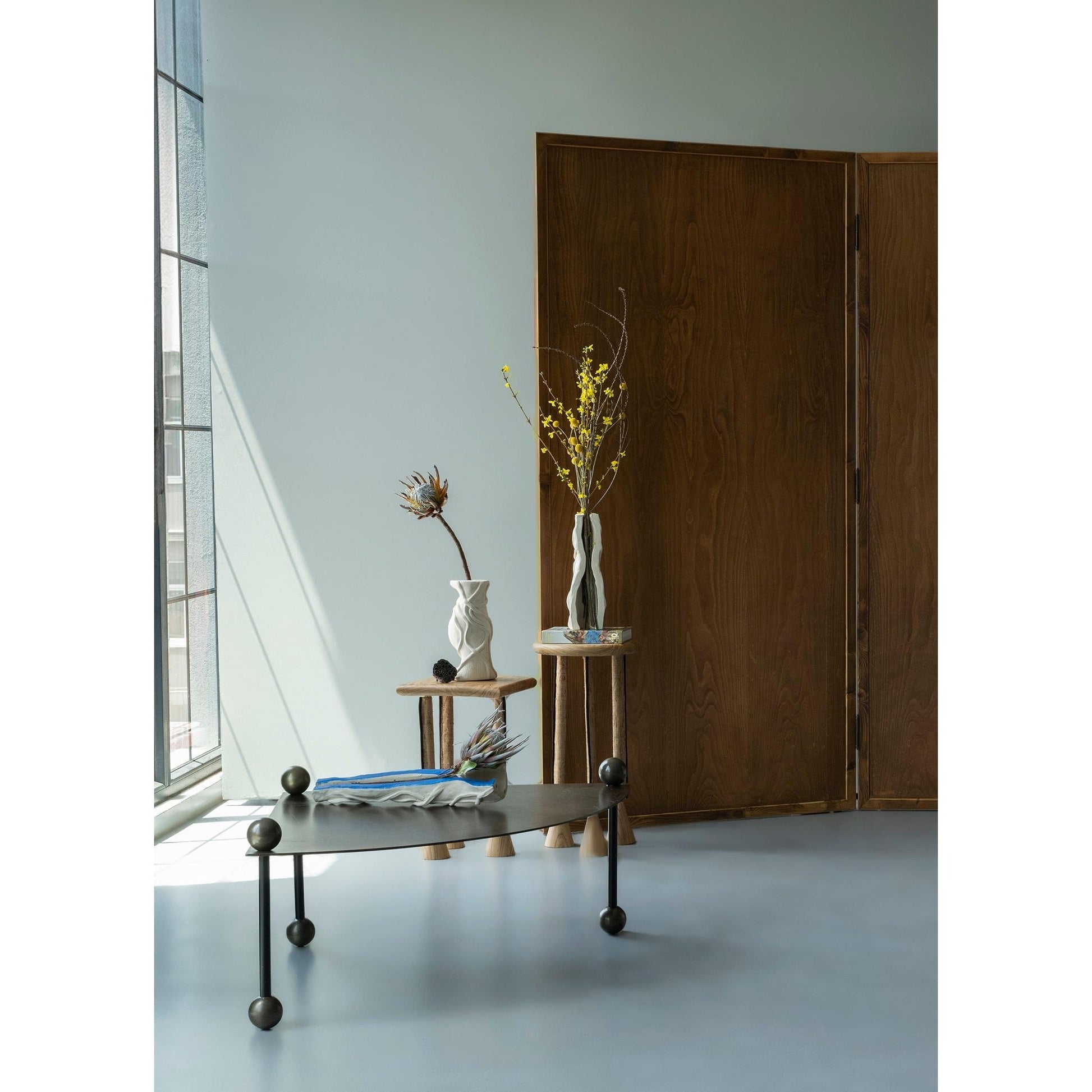 Küre Detaylı Üçgen Metal Kahverengi Orta Sehpa