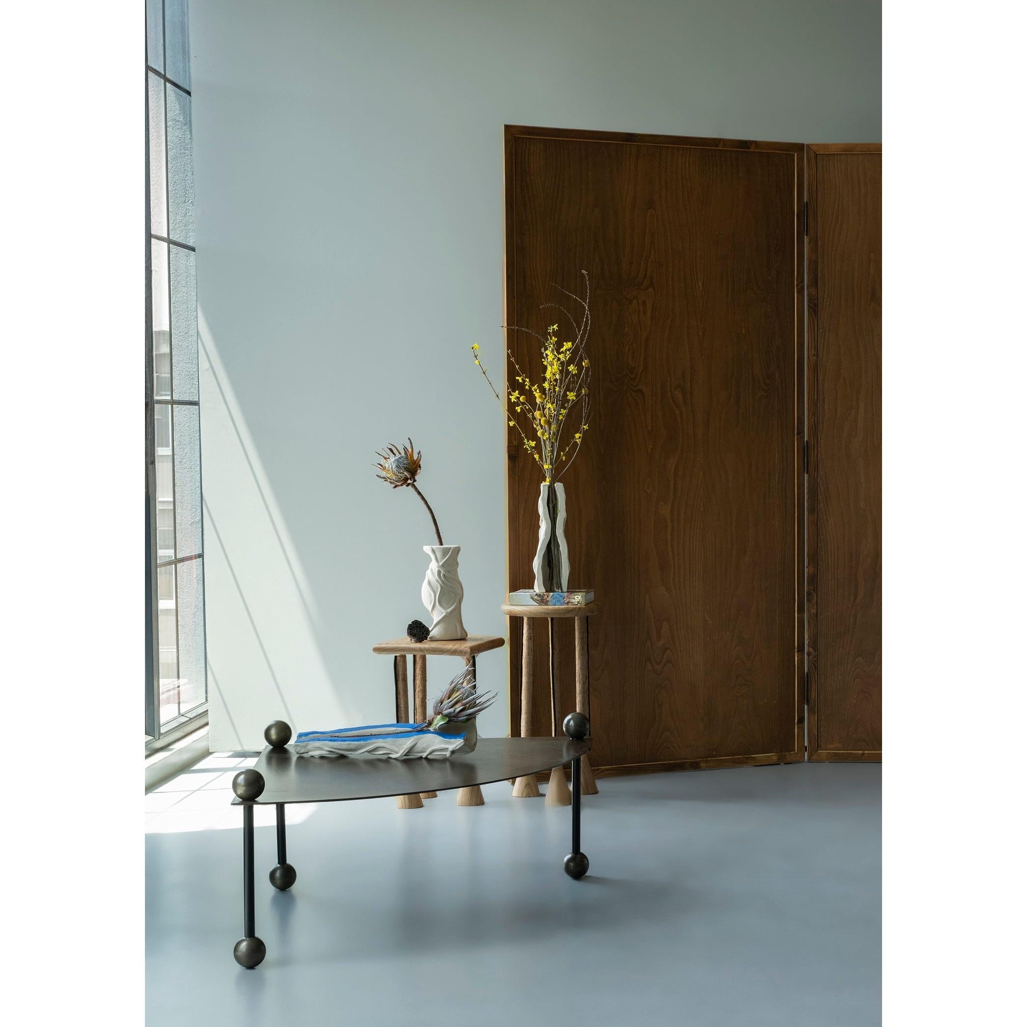 Küre Detaylı Üçgen Metal Kahverengi Orta Sehpa