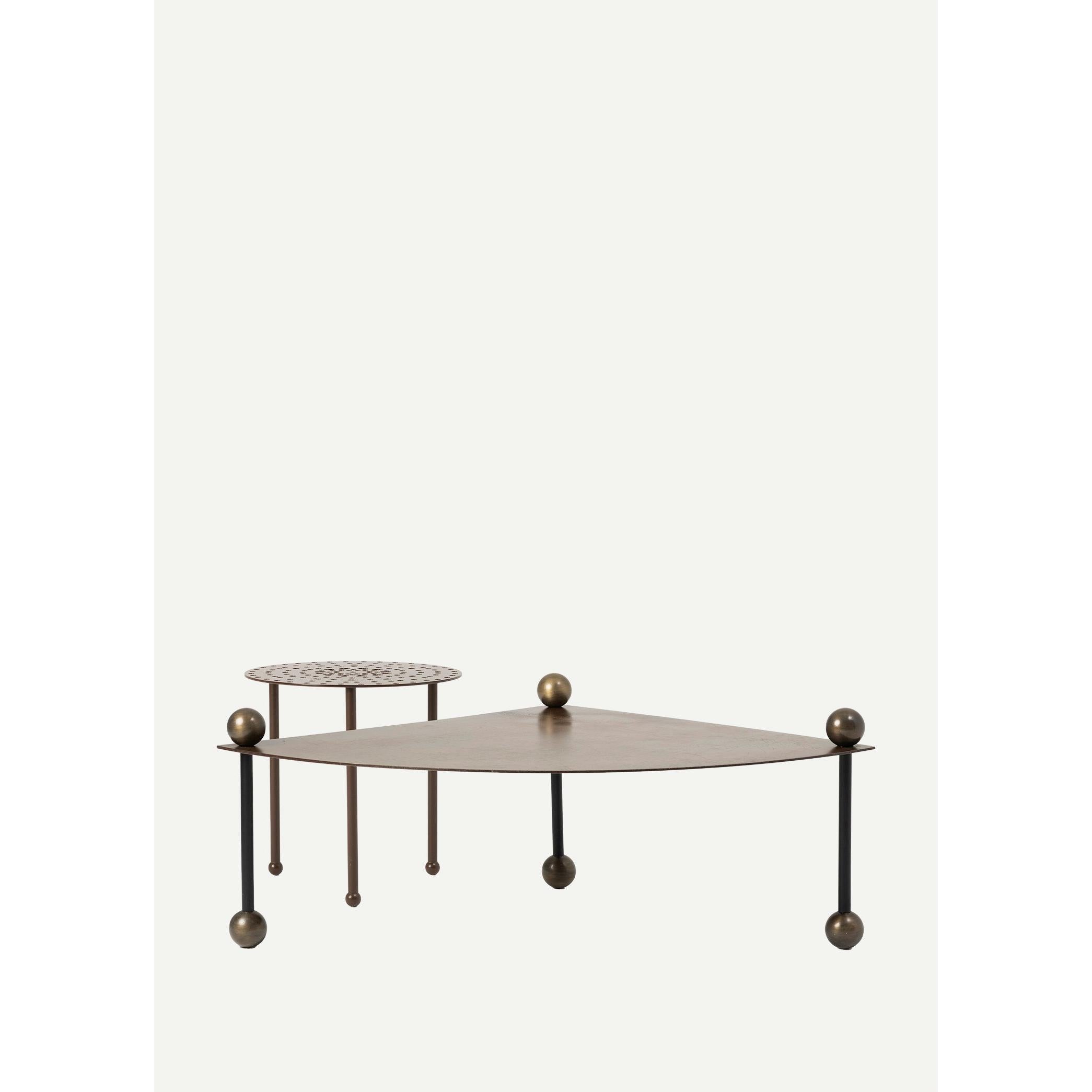 Küre Detaylı Üçgen Metal Kahverengi Orta Sehpa