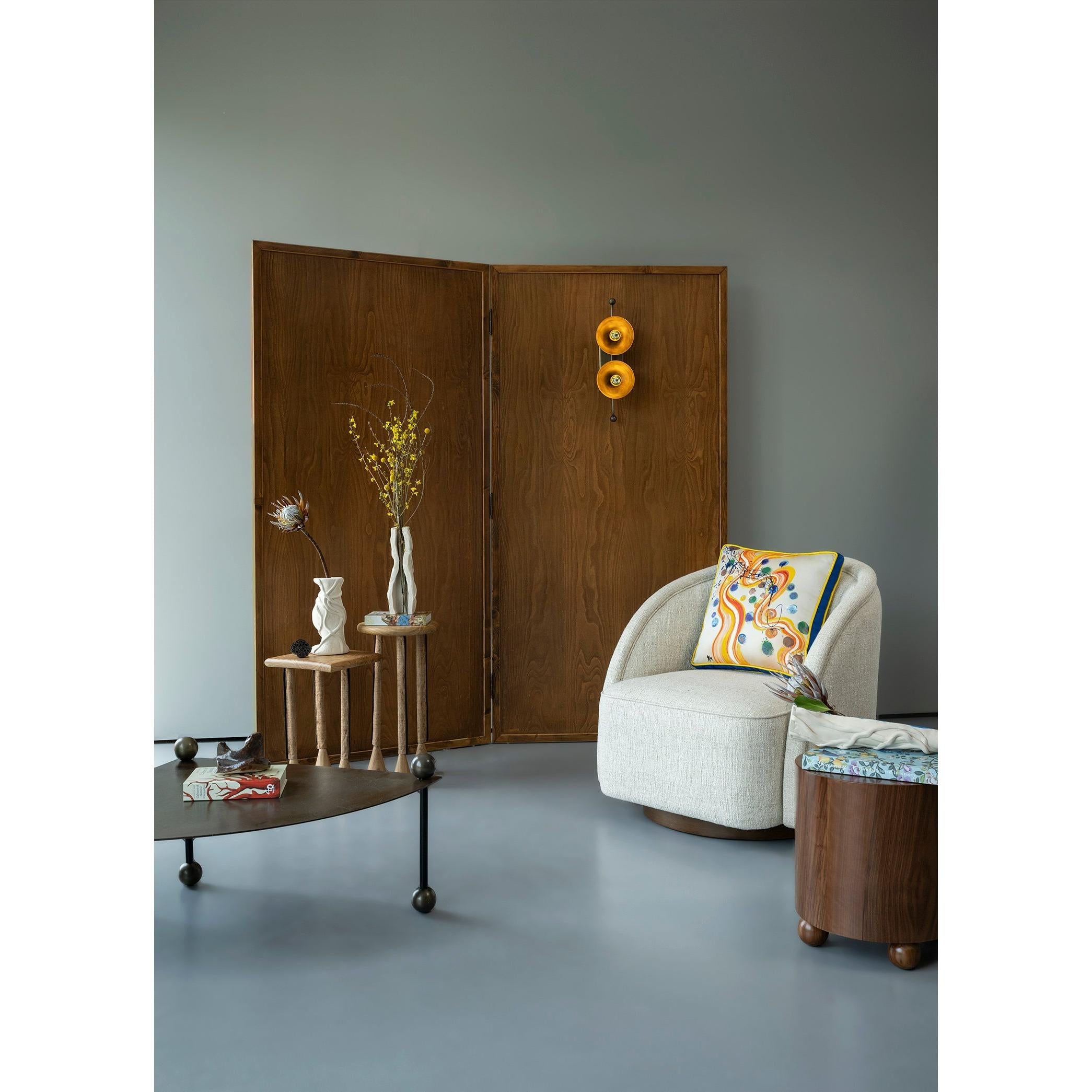 Küre Detaylı Üçgen Metal Kahverengi Orta Sehpa