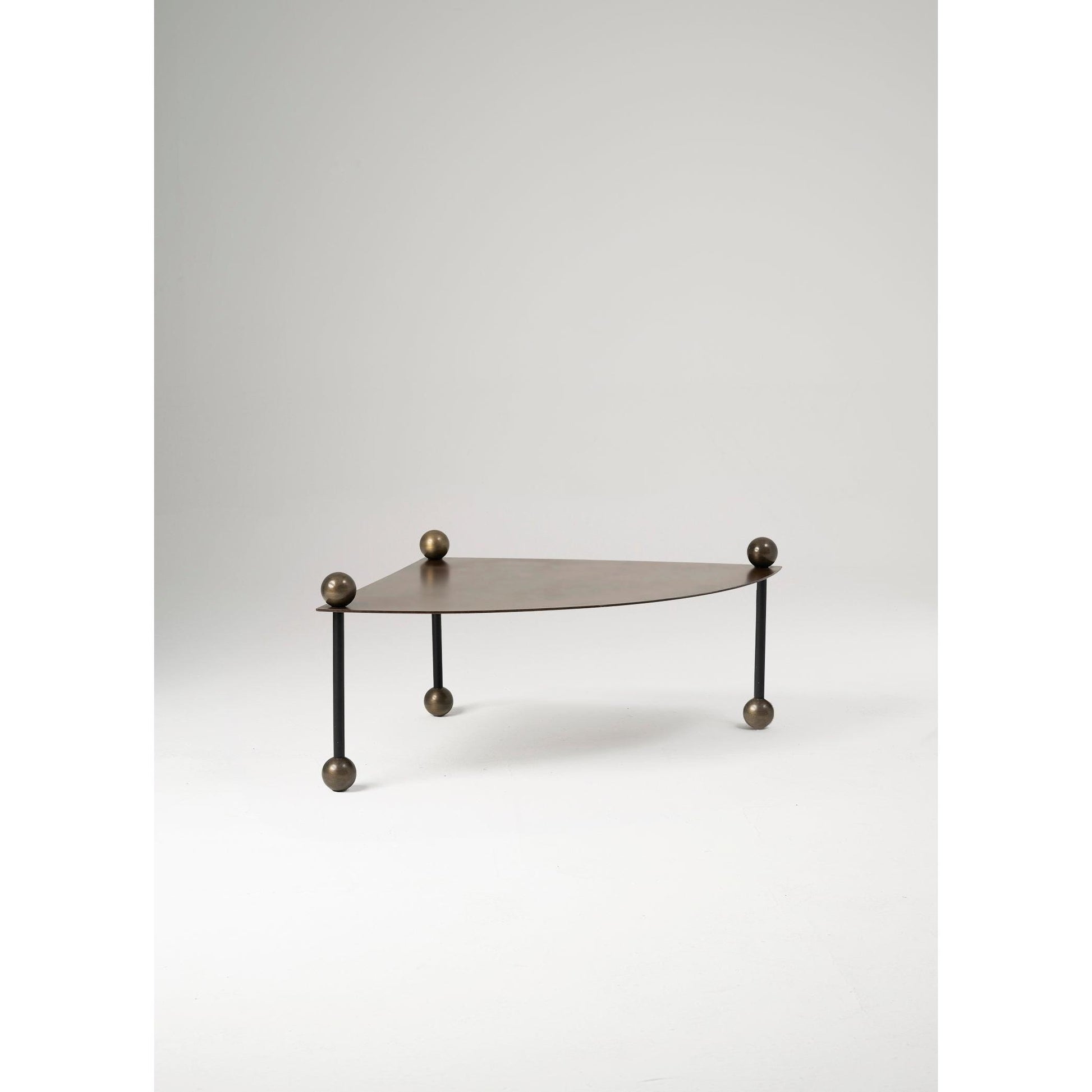 Küre Detaylı Üçgen Metal Kahverengi Orta Sehpa