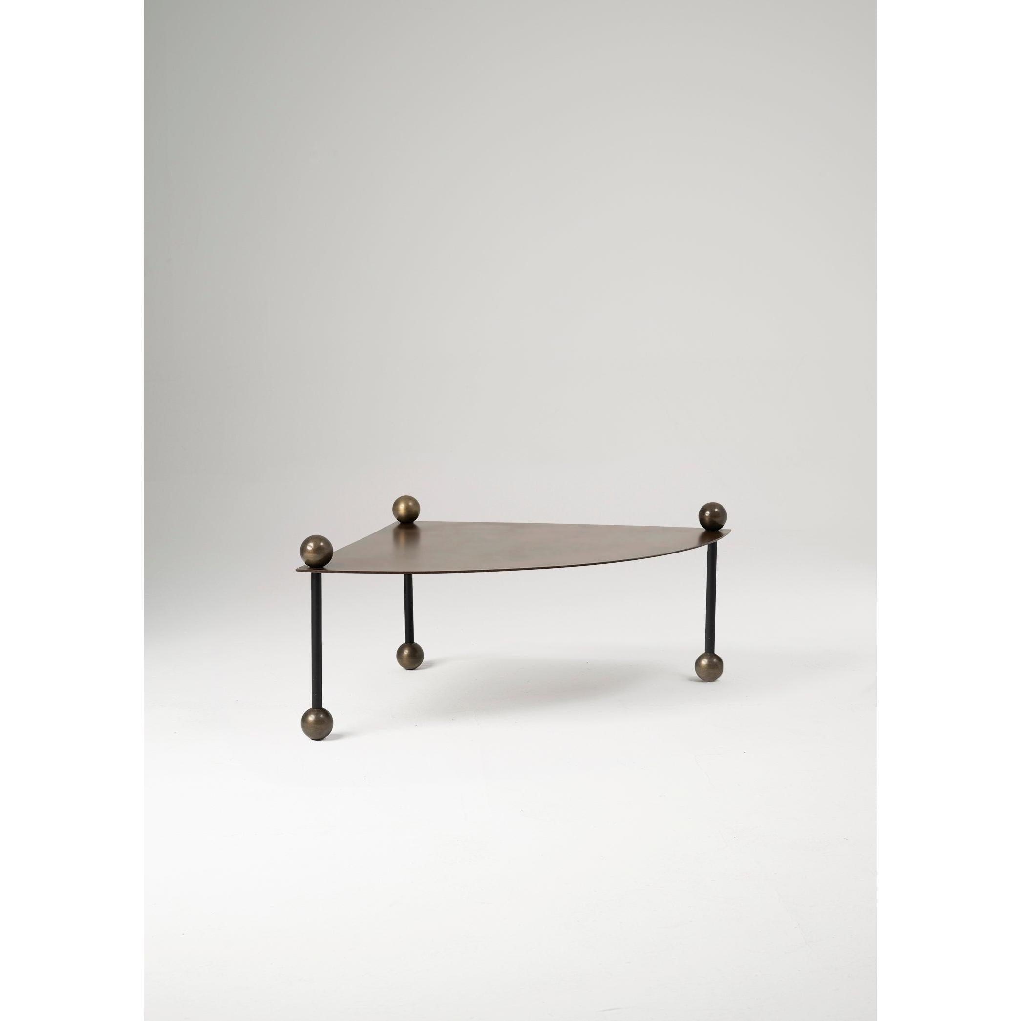 Küre Detaylı Üçgen Metal Kahverengi Orta Sehpa