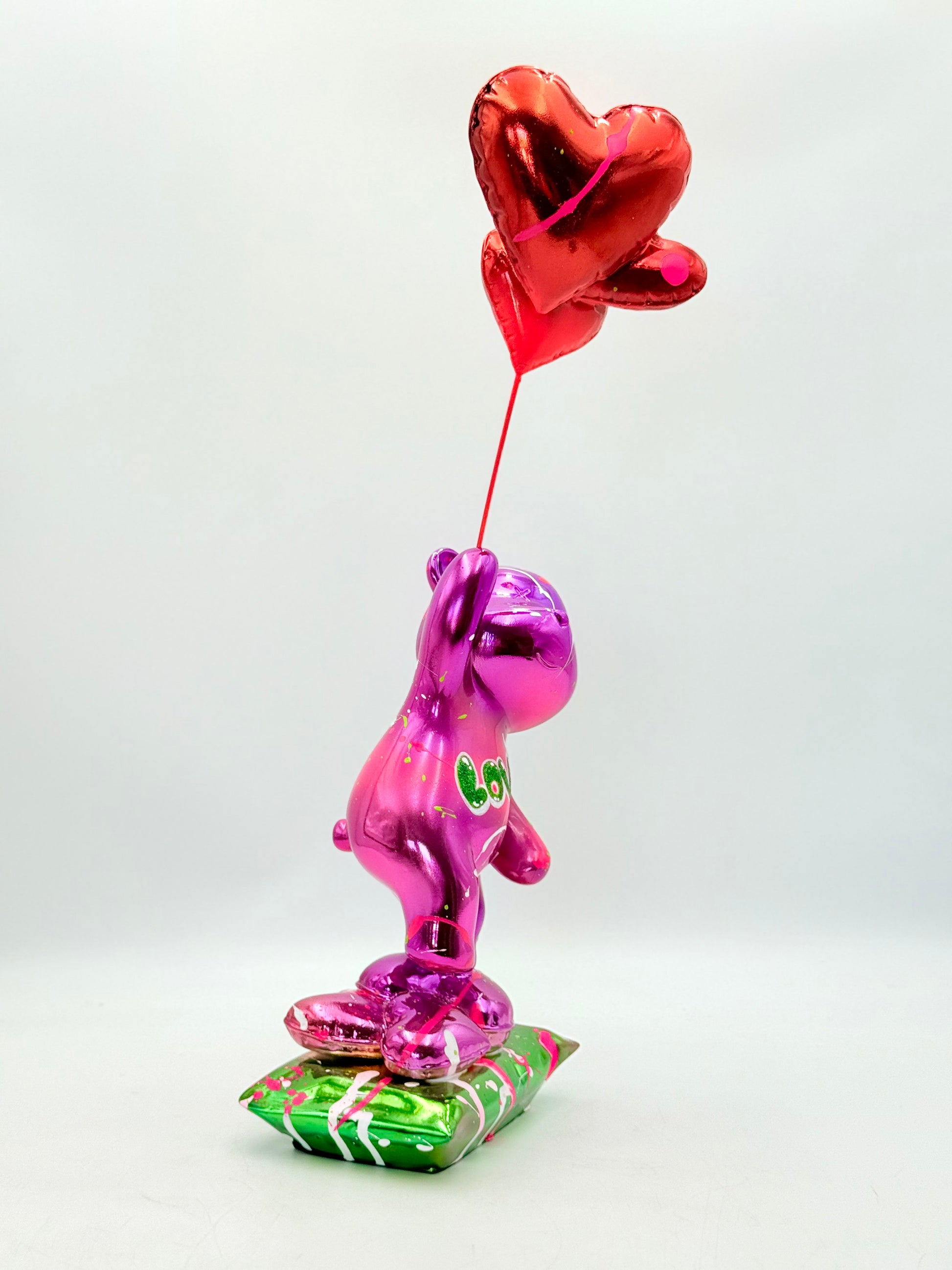 Love Chaser – Kırmızı Kalp Balonlu Mor Krom Ayı Heykeli
