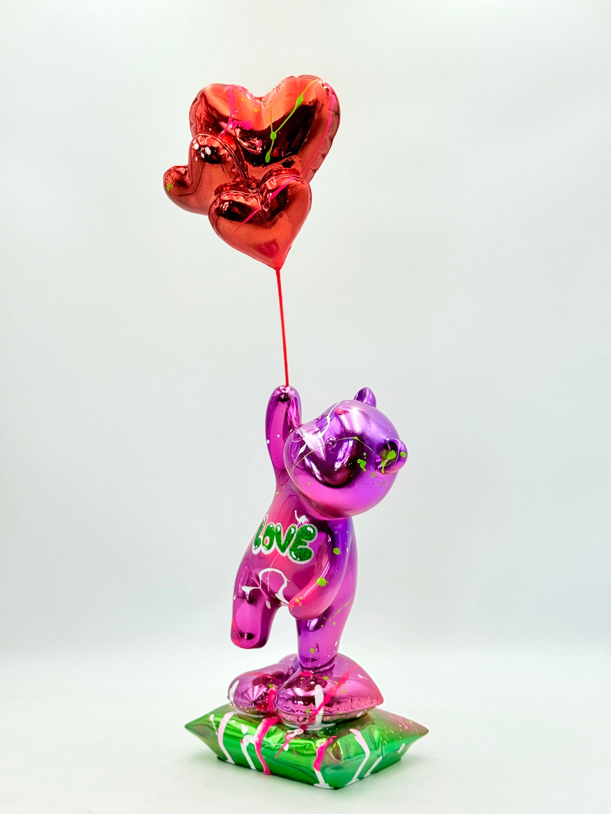 Love Chaser – Kırmızı Kalp Balonlu Mor Krom Ayı Heykeli