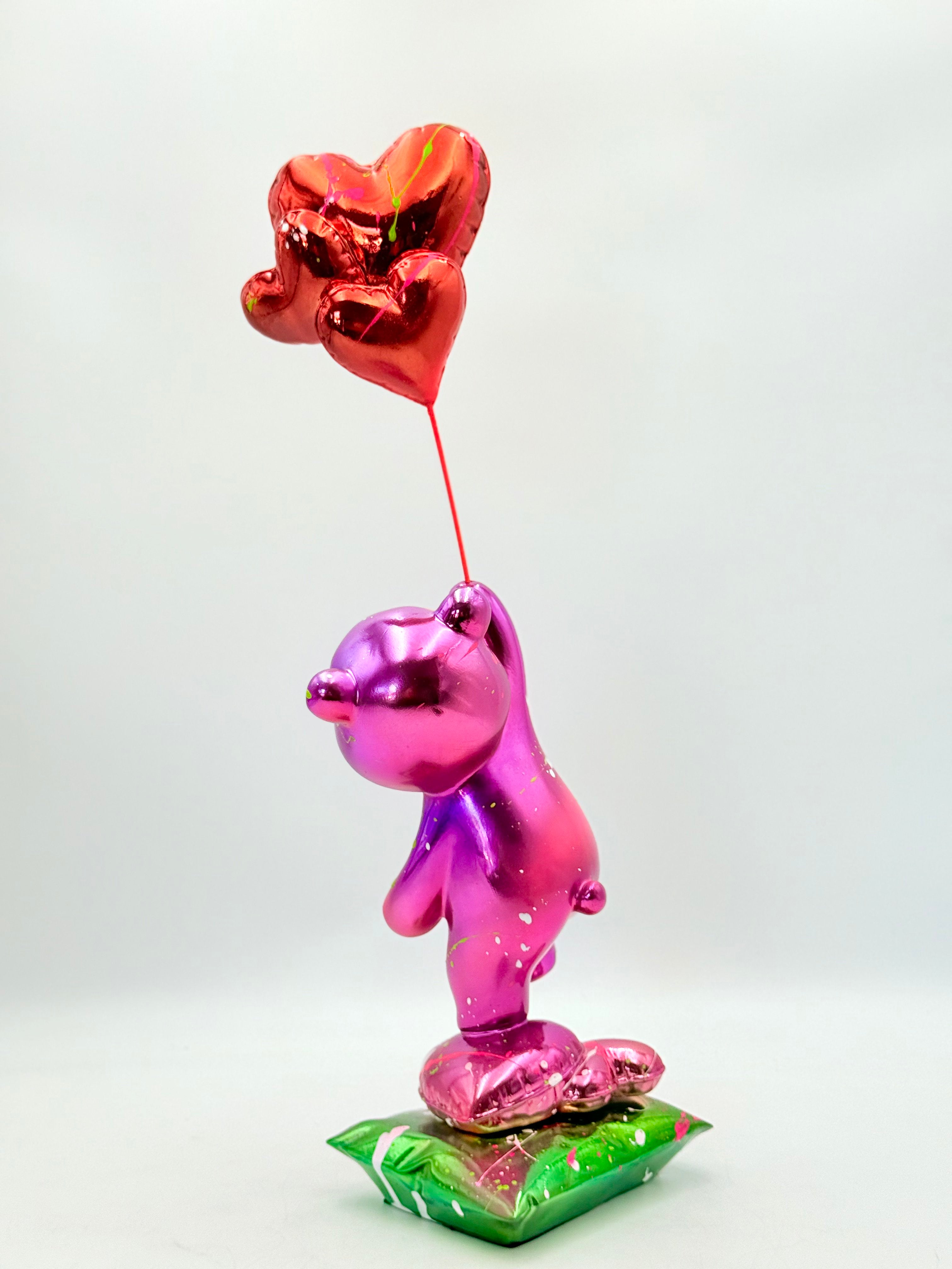 Love Chaser – Kırmızı Kalp Balonlu Mor Krom Ayı Heykeli