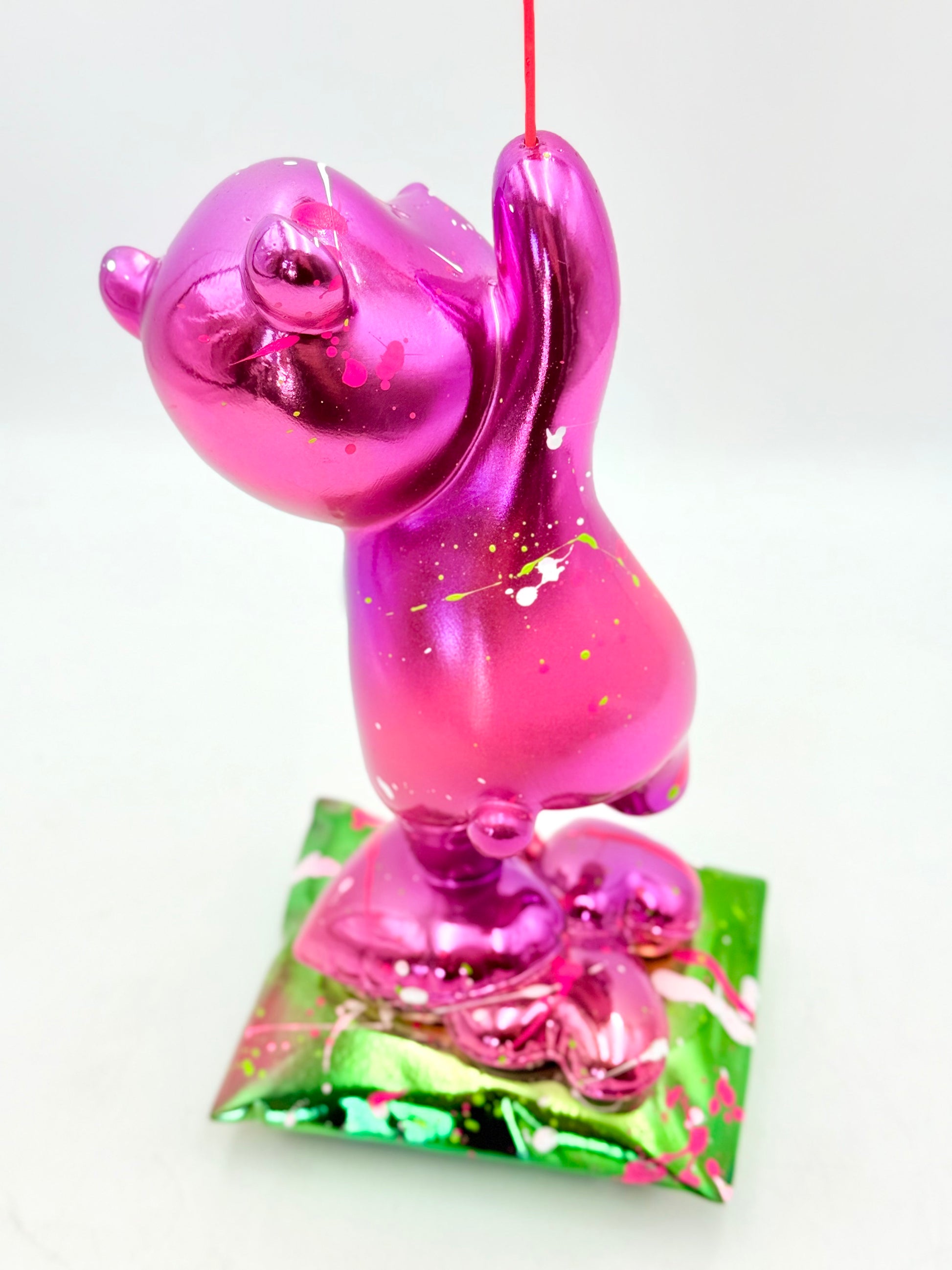 Love Chaser – Kırmızı Kalp Balonlu Mor Krom Ayı Heykeli