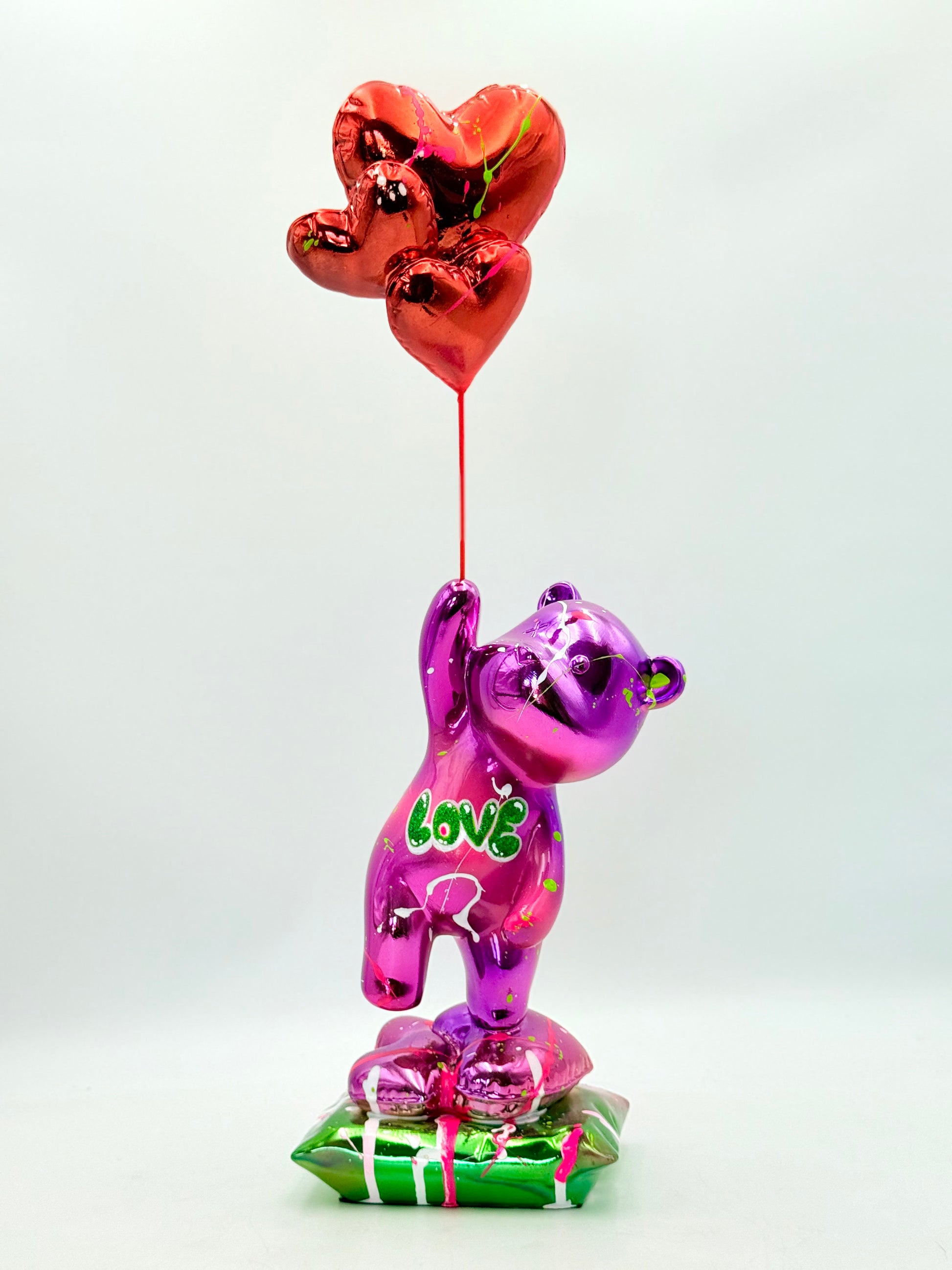 Love Chaser – Kırmızı Kalp Balonlu Mor Krom Ayı Heykeli
