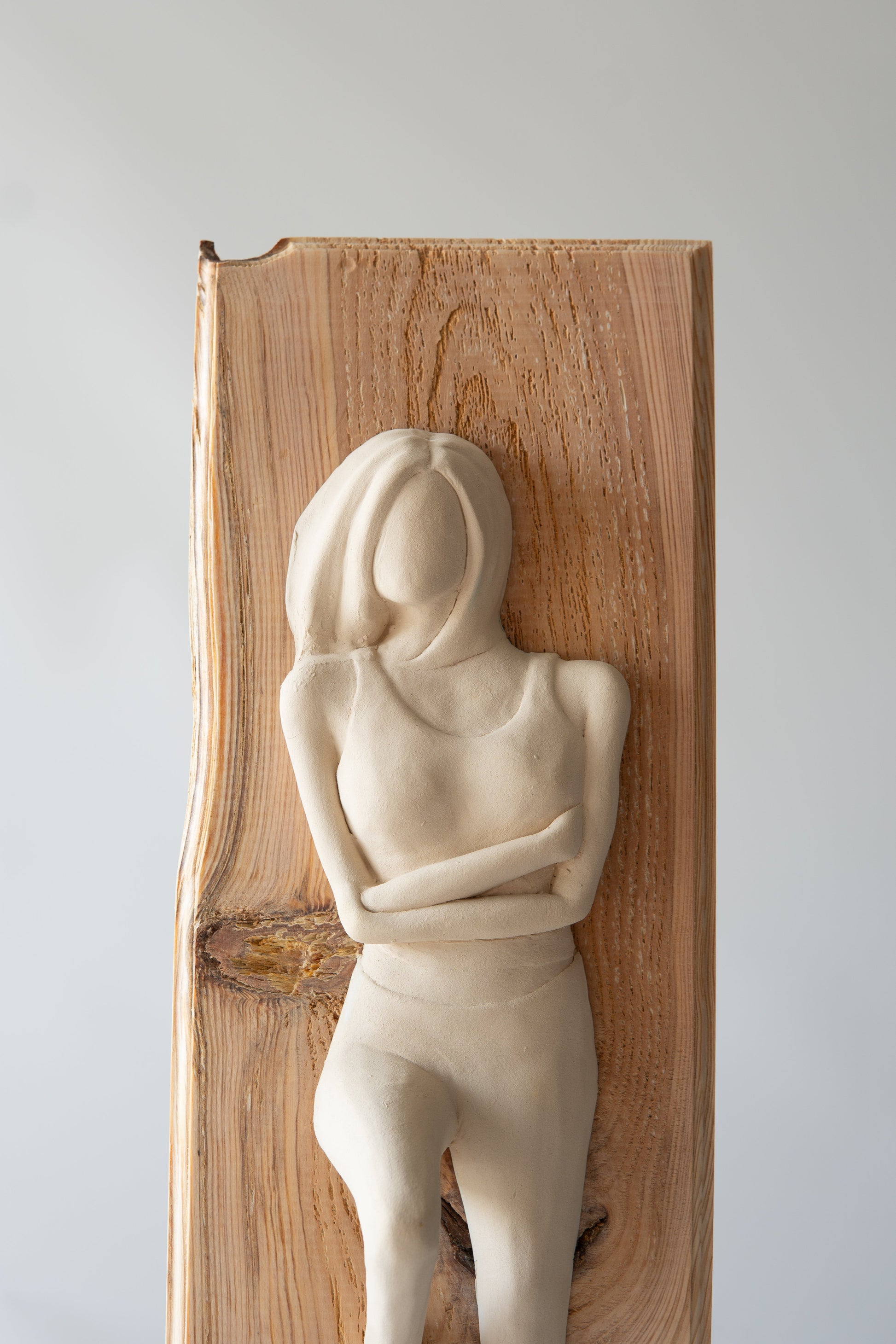 Masif Ağaç Çerçeveli Bej Kadın Duvar Heykeli