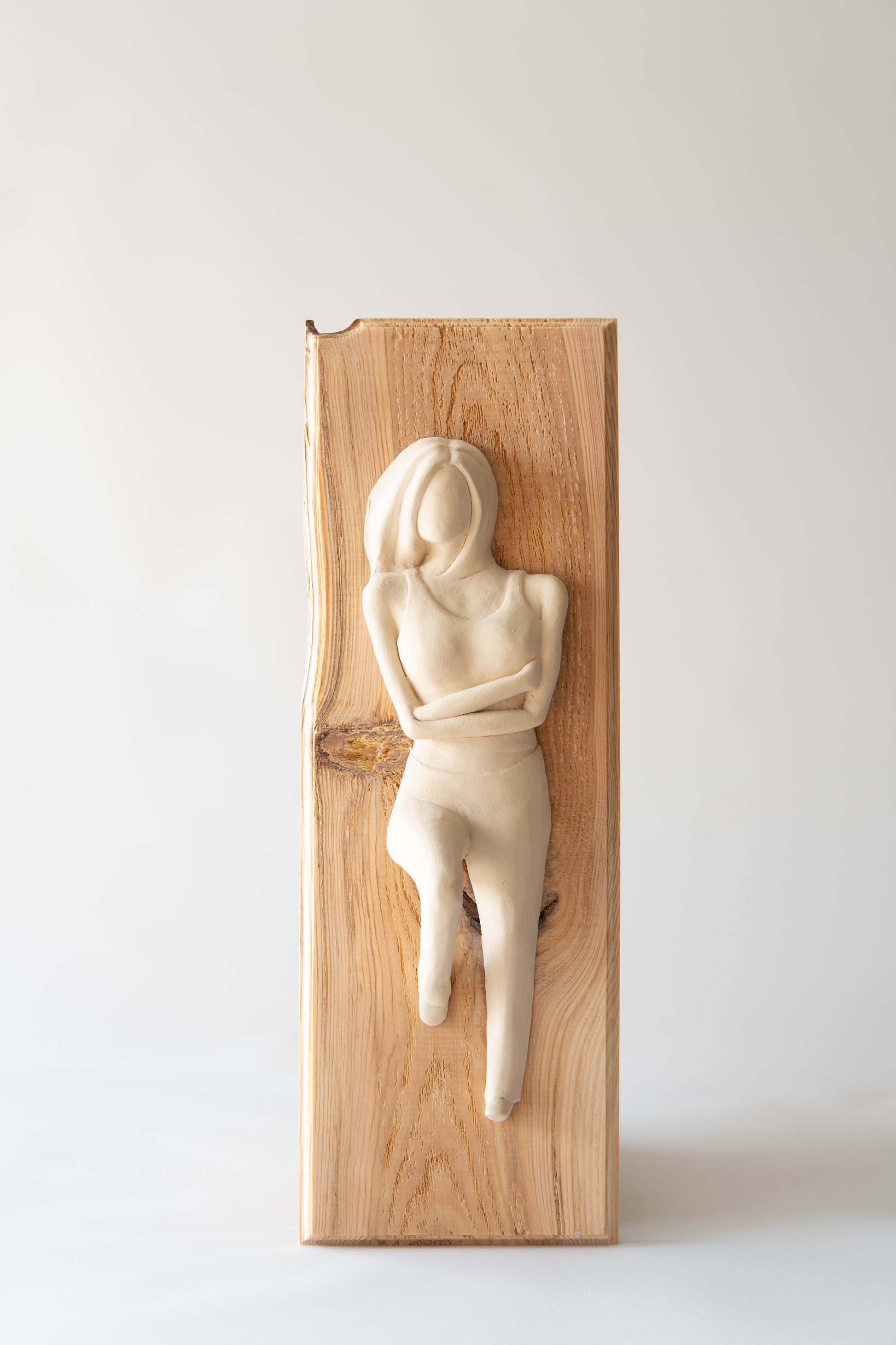 Masif Ağaç Çerçeveli Bej Kadın Duvar Heykeli