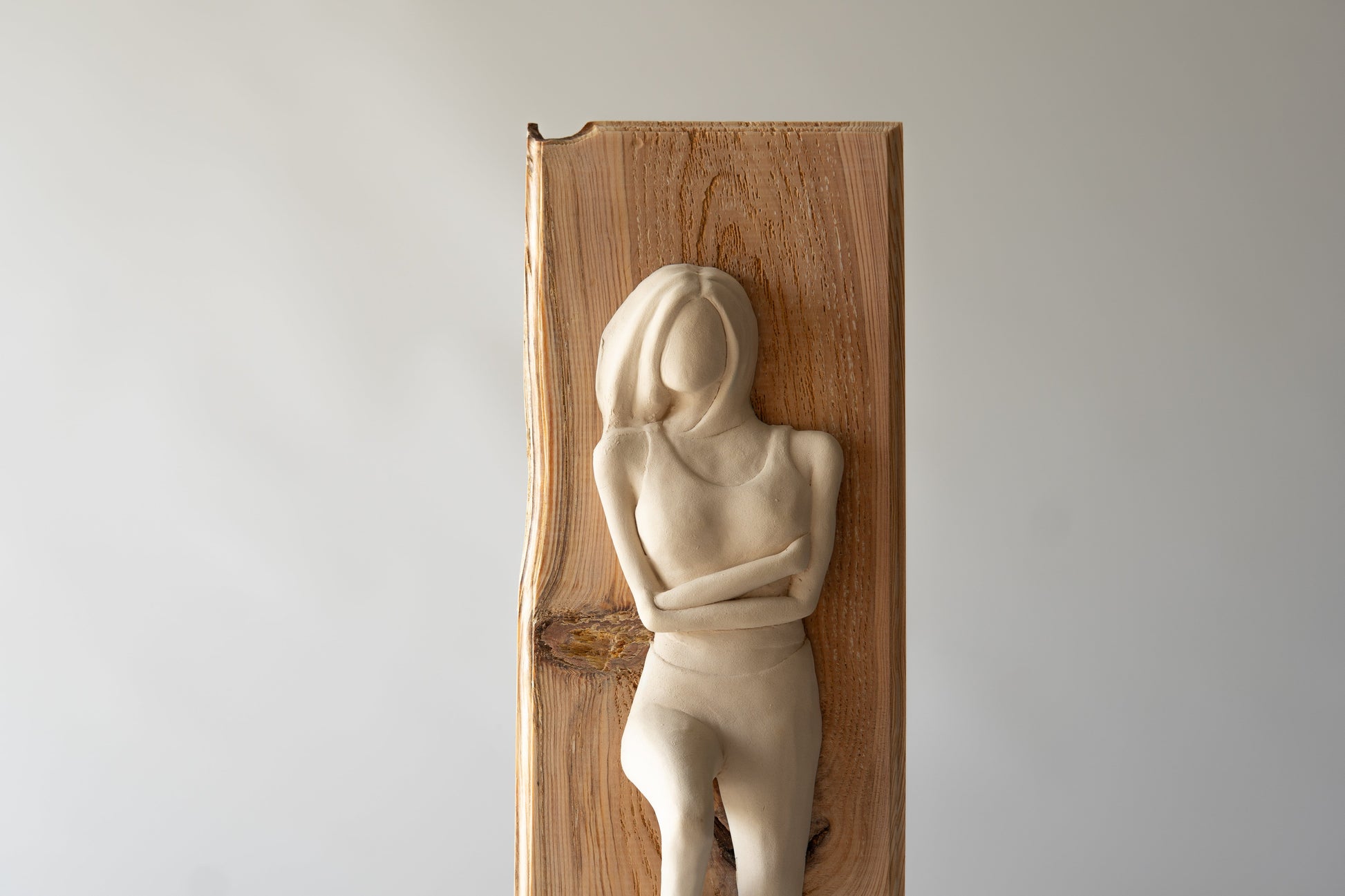 Masif Ağaç Çerçeveli Bej Kadın Duvar Heykeli